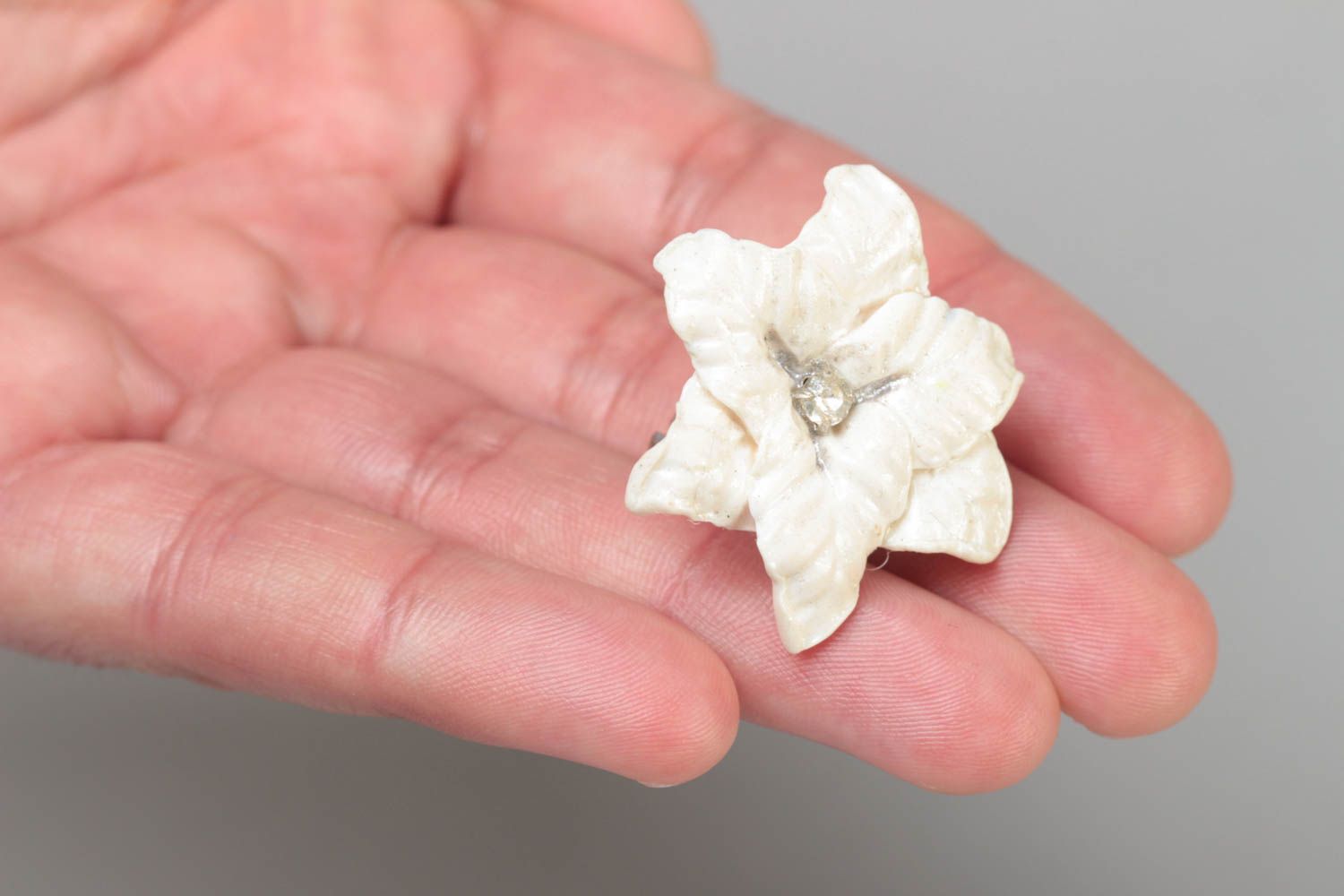 Bague originale en forme de fleur blanche pâte polymère faite main avec strass photo 5
