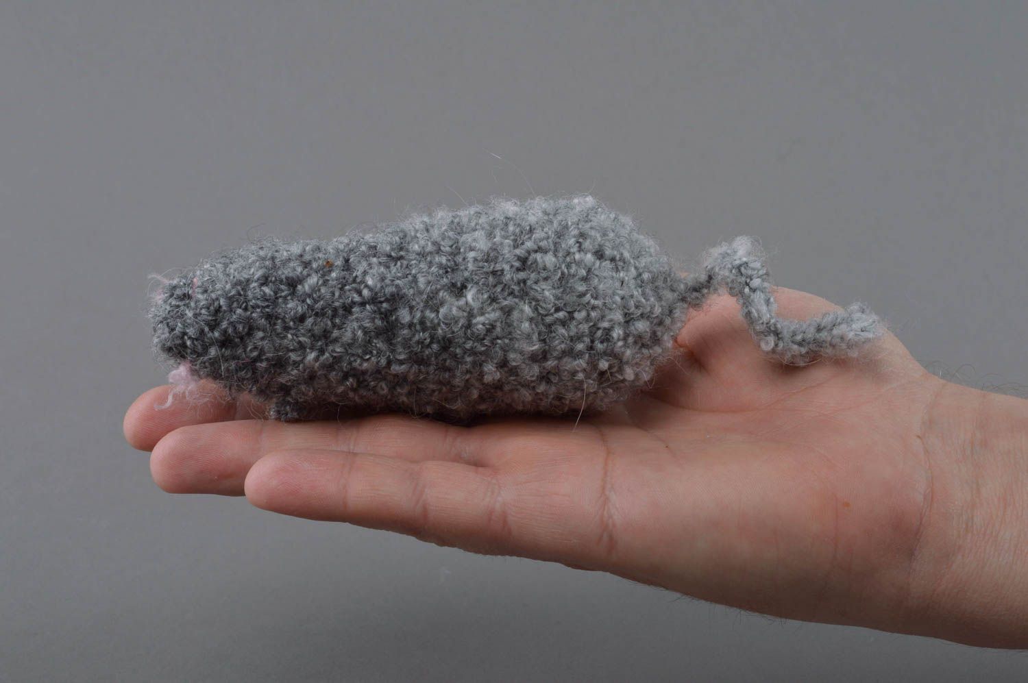 Небольшая мягкая игрушка ручной работы Мышь свело серая вязаная вручную фото 4