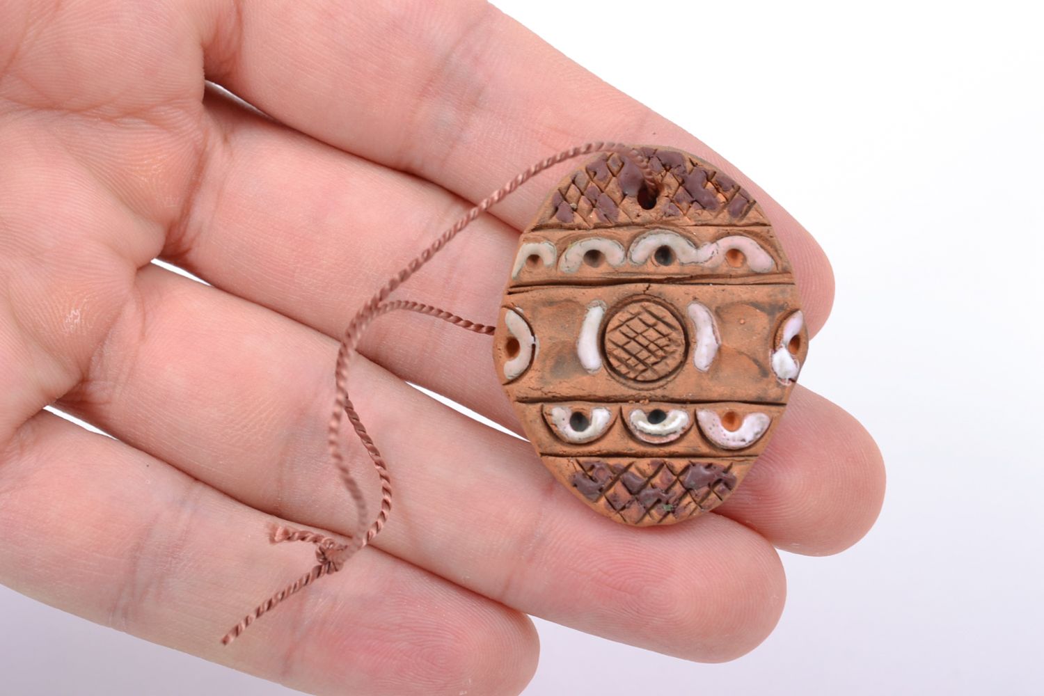 Porte-clefs en terre cuite marron motif ethnique colorants acryliques fait main photo 2