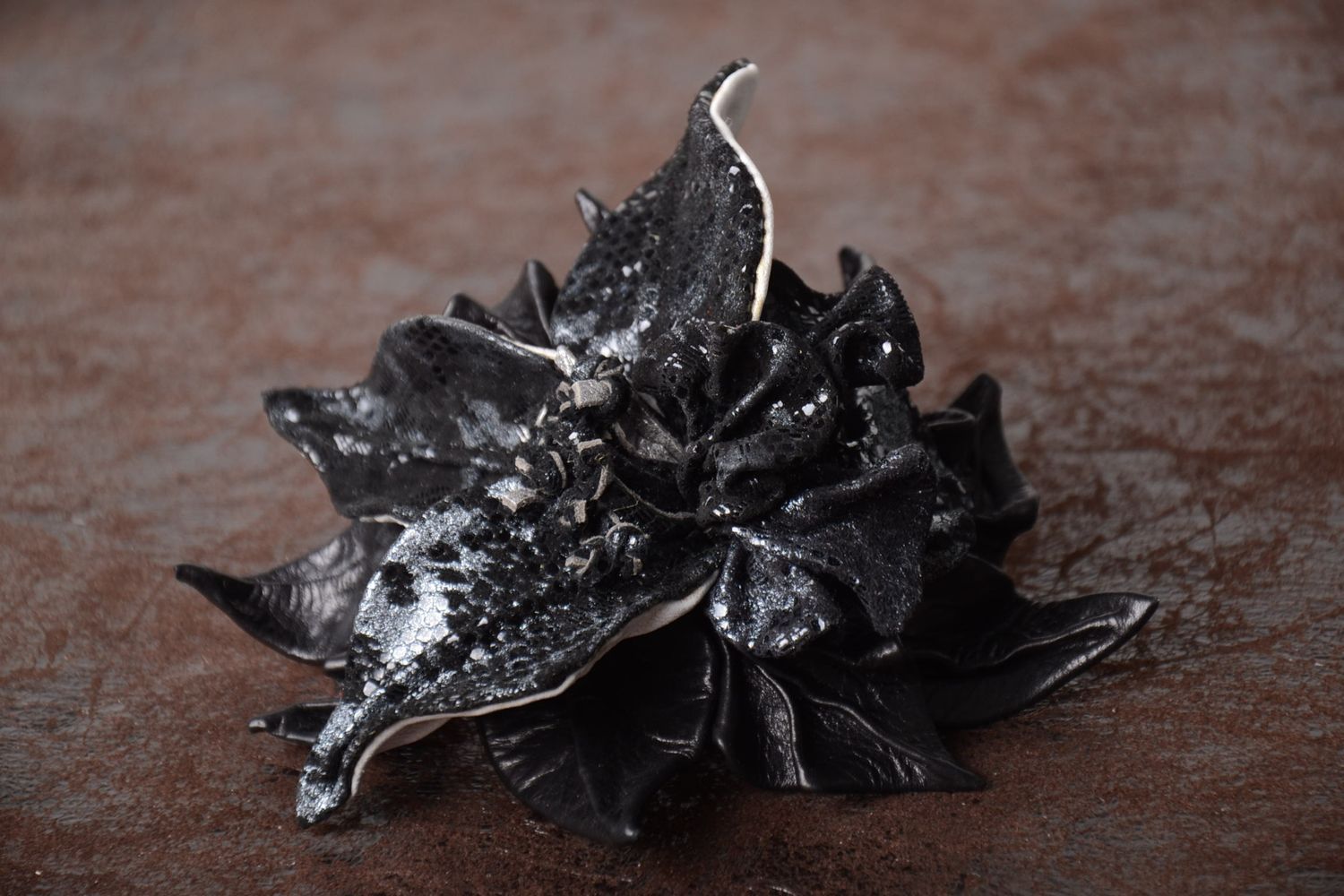 Barrette fleur noire faite main Pince cheveux grosse Accessoire coiffure photo 1
