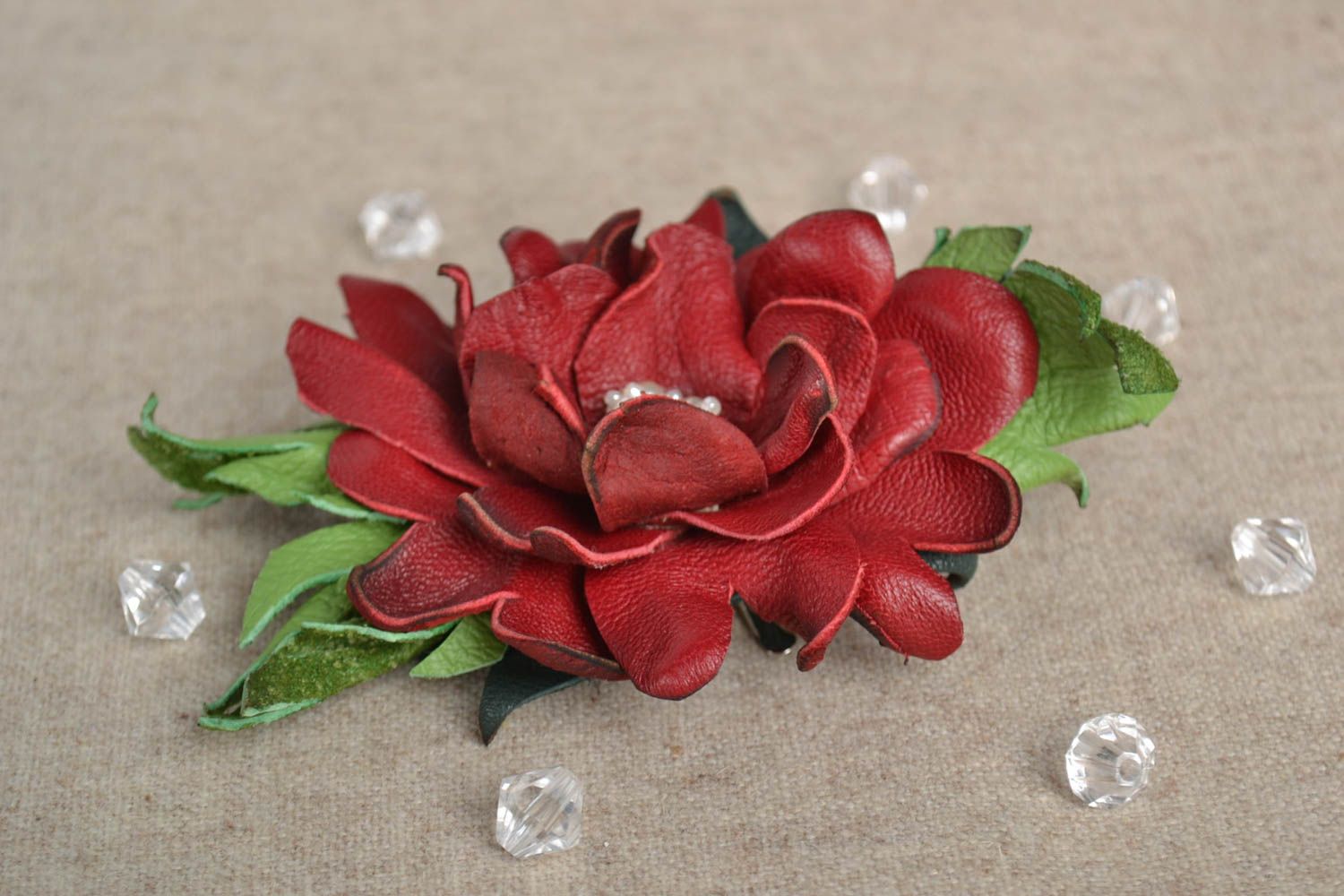 Broche fleur Bijou fantaisie fait main en cuir rouge fantaisie Accessoire femme photo 1