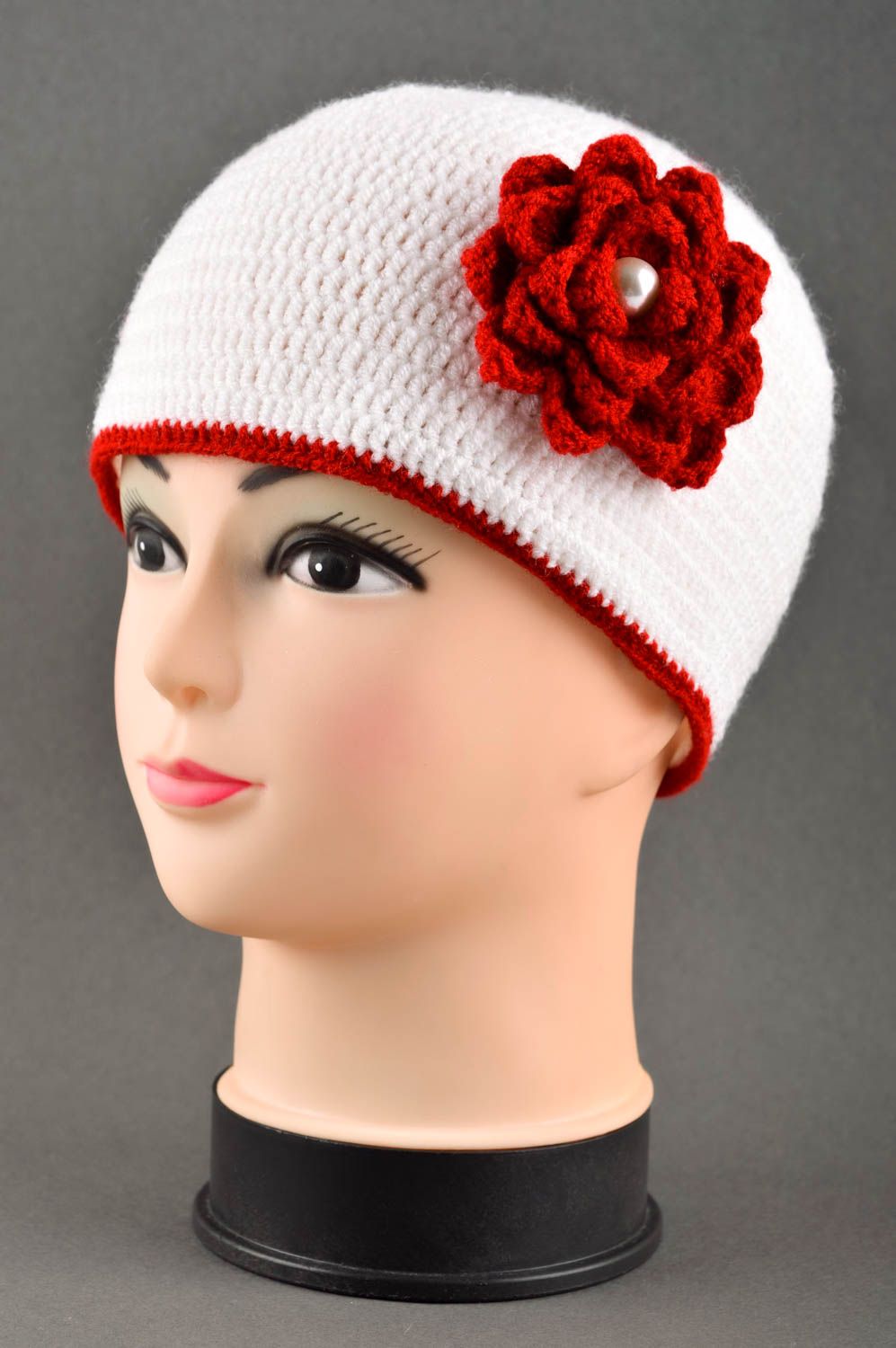 Шапка для девочки хэнд мейд вязаная шапка белая зимняя шапка с красным цветком фото 1