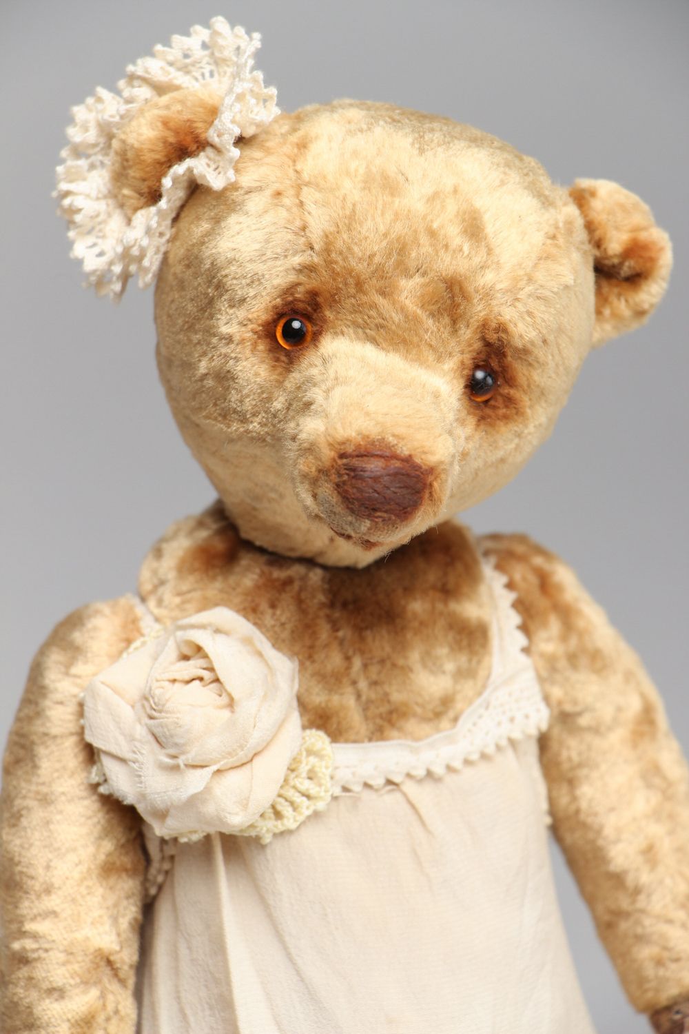 Игрушка в винтажном стиле медведица в светлом платье  фото 2