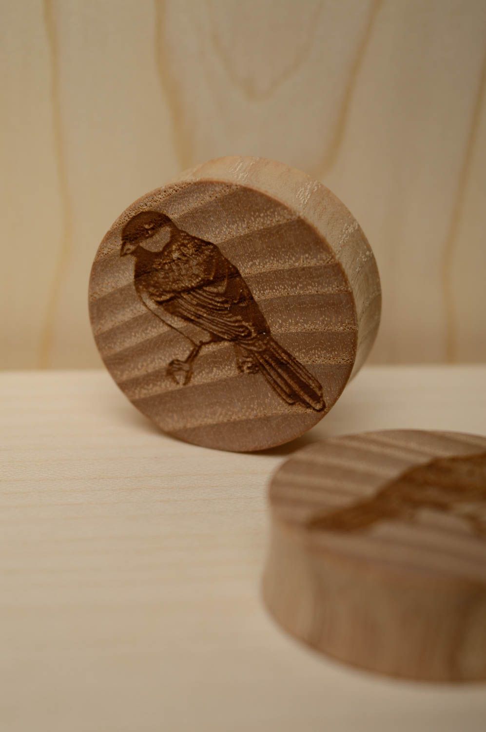 Handmade Plugs aus Holz mit Gravierung Vögel foto 3