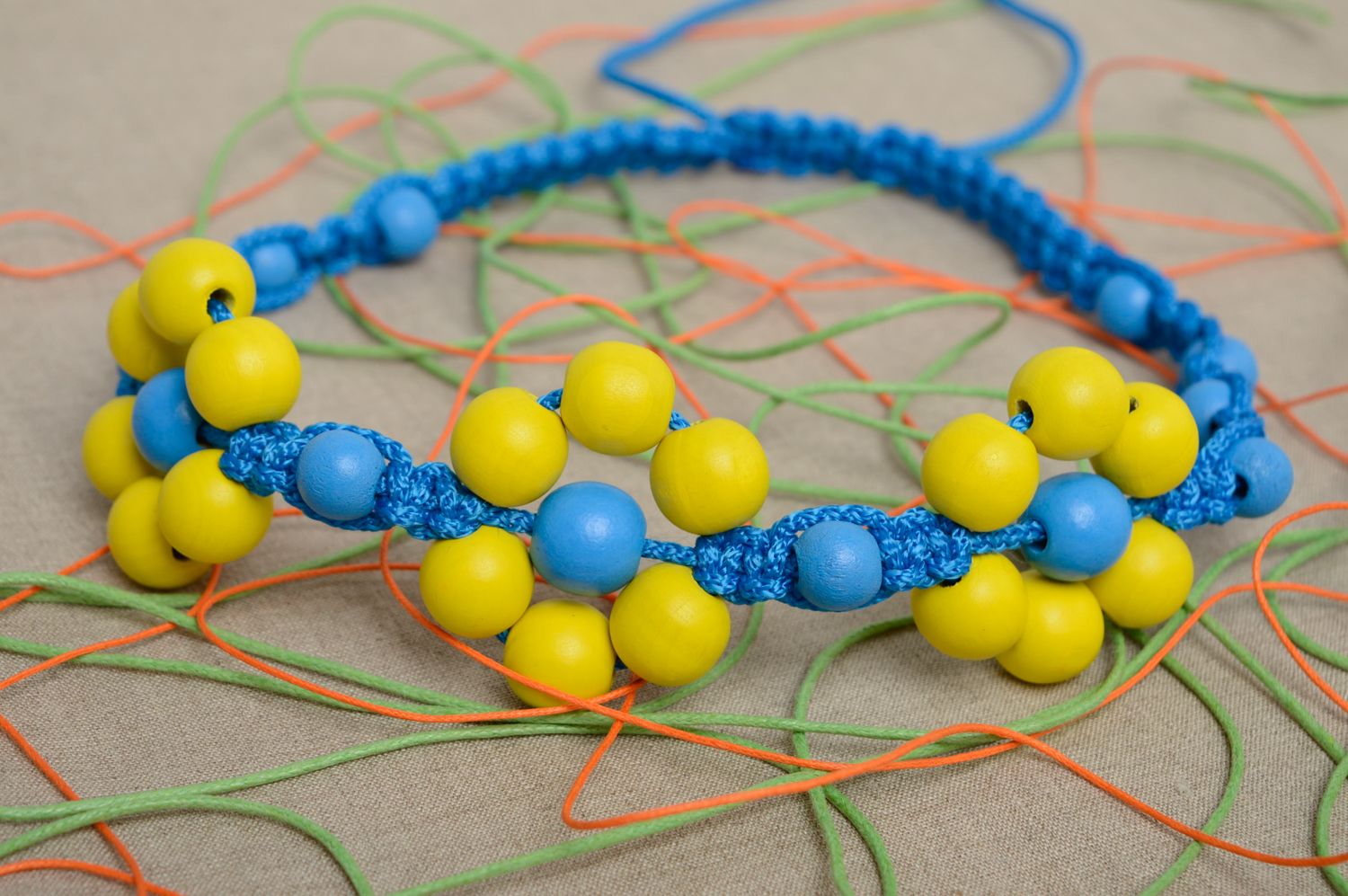 Collier-bandeau fait main jaune et bleu en macramé avec perles en bois photo 1