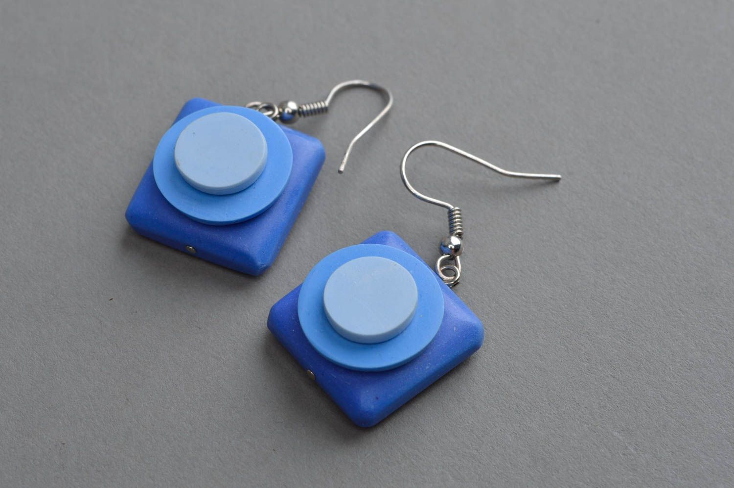 Kleine sommerliche quadratische blaue handgemachte Ohrringe mit Anhängern foto 3
