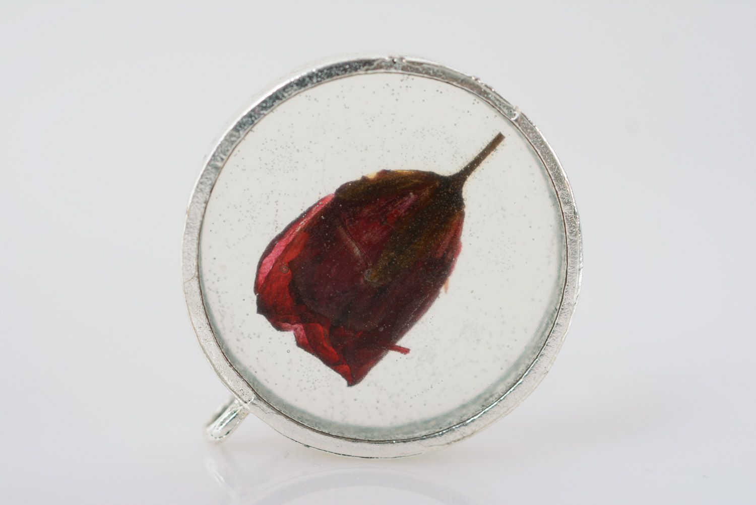 Petit pendentif en résine époxy rond clair avec fleur rouge fait main  photo 2