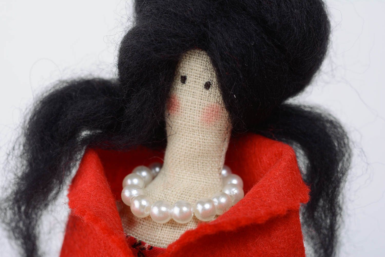 Poupée faite main aux cheveux noirs originale belle robe rouge en coton à motif photo 2