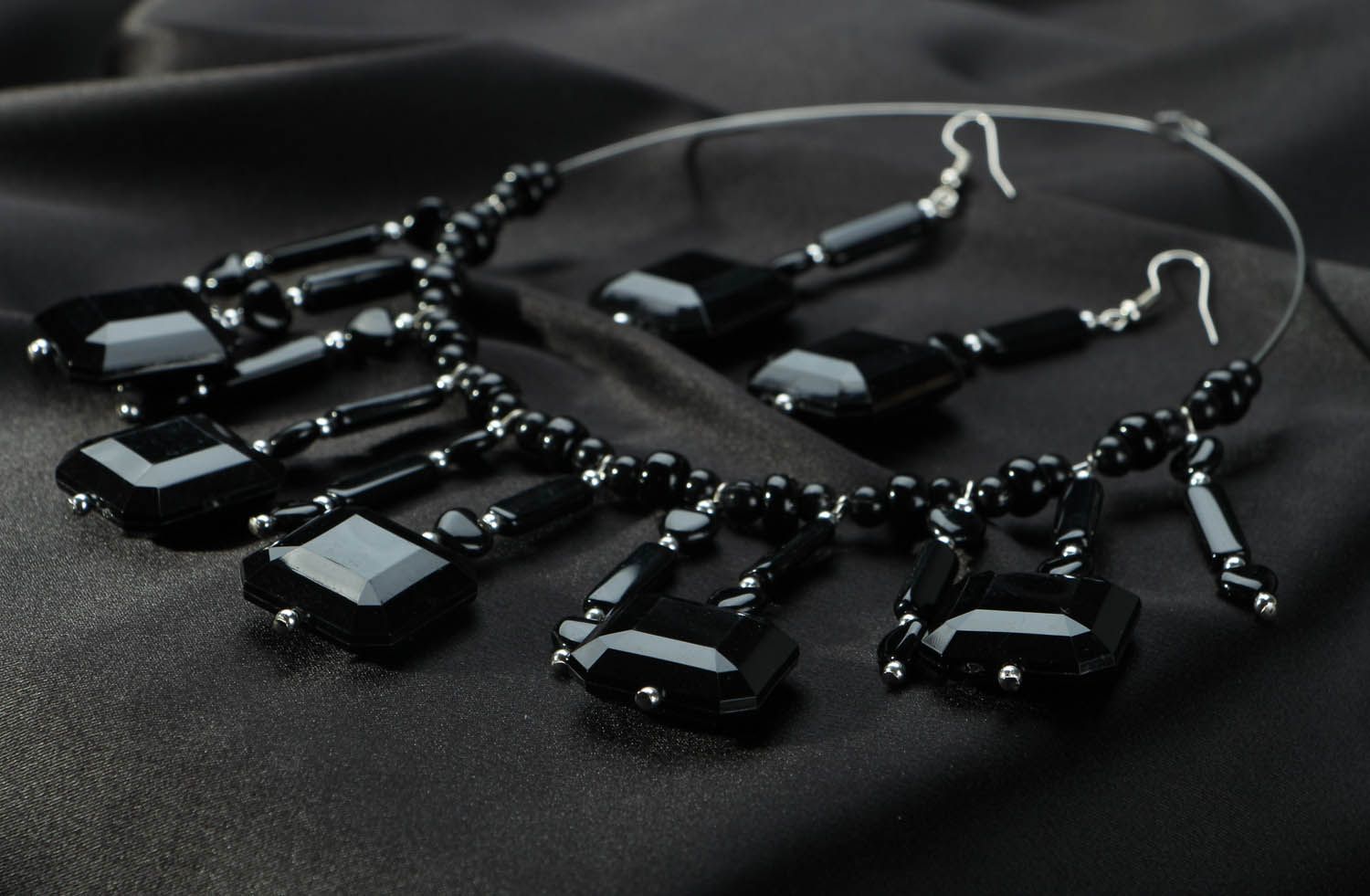 Necklace and earrings in black photo 2