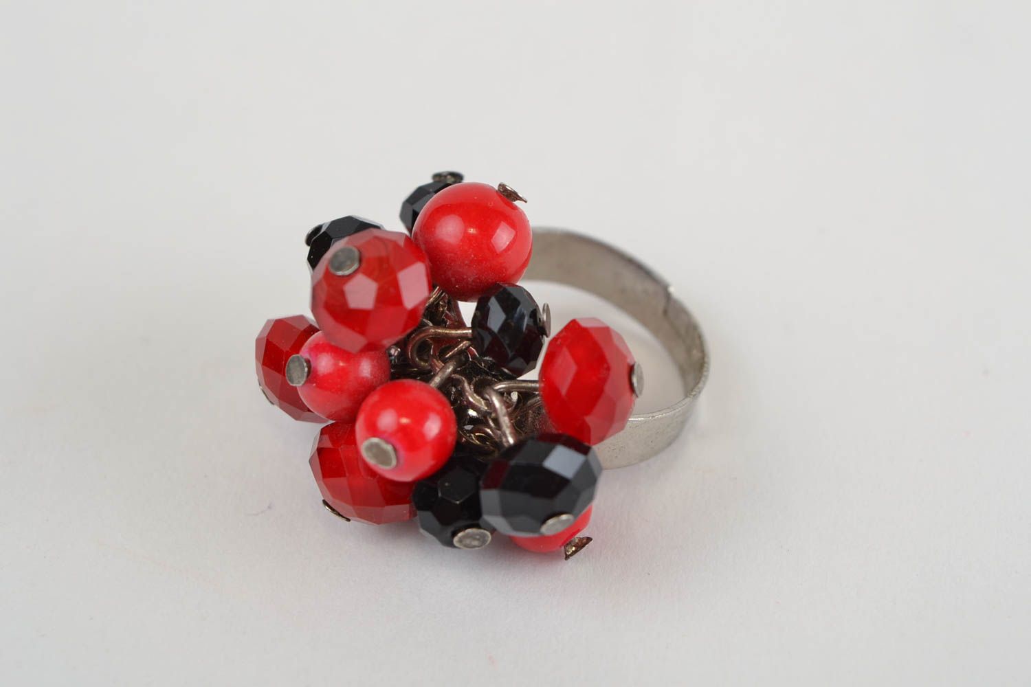 Steinen Ring aus Glasperlen schwarz mit rot verstellbar interessant handgemacht foto 4