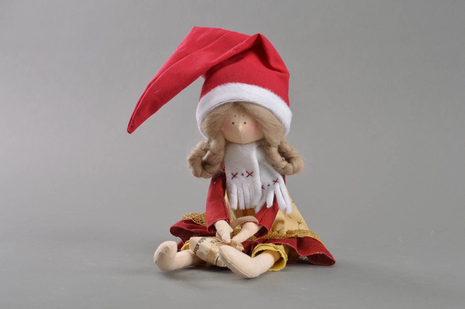 Игрушка кукла из ткани в новогоднем наряде с сюрпризом небольшая ручной работы фото 3