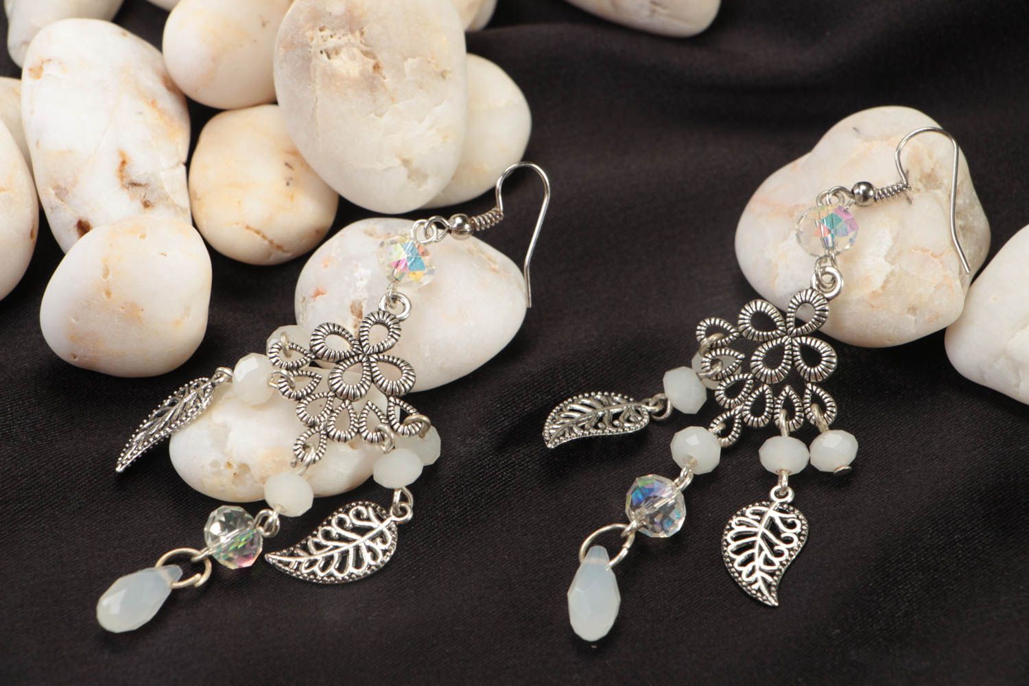Boucles d'oreilles pendantes en acier et perles de verre blanches faites main photo 1
