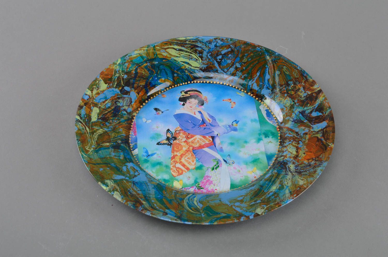 Красочная стеклянная тарелка в технике декупаж ручной работы в японском стиле фото 2