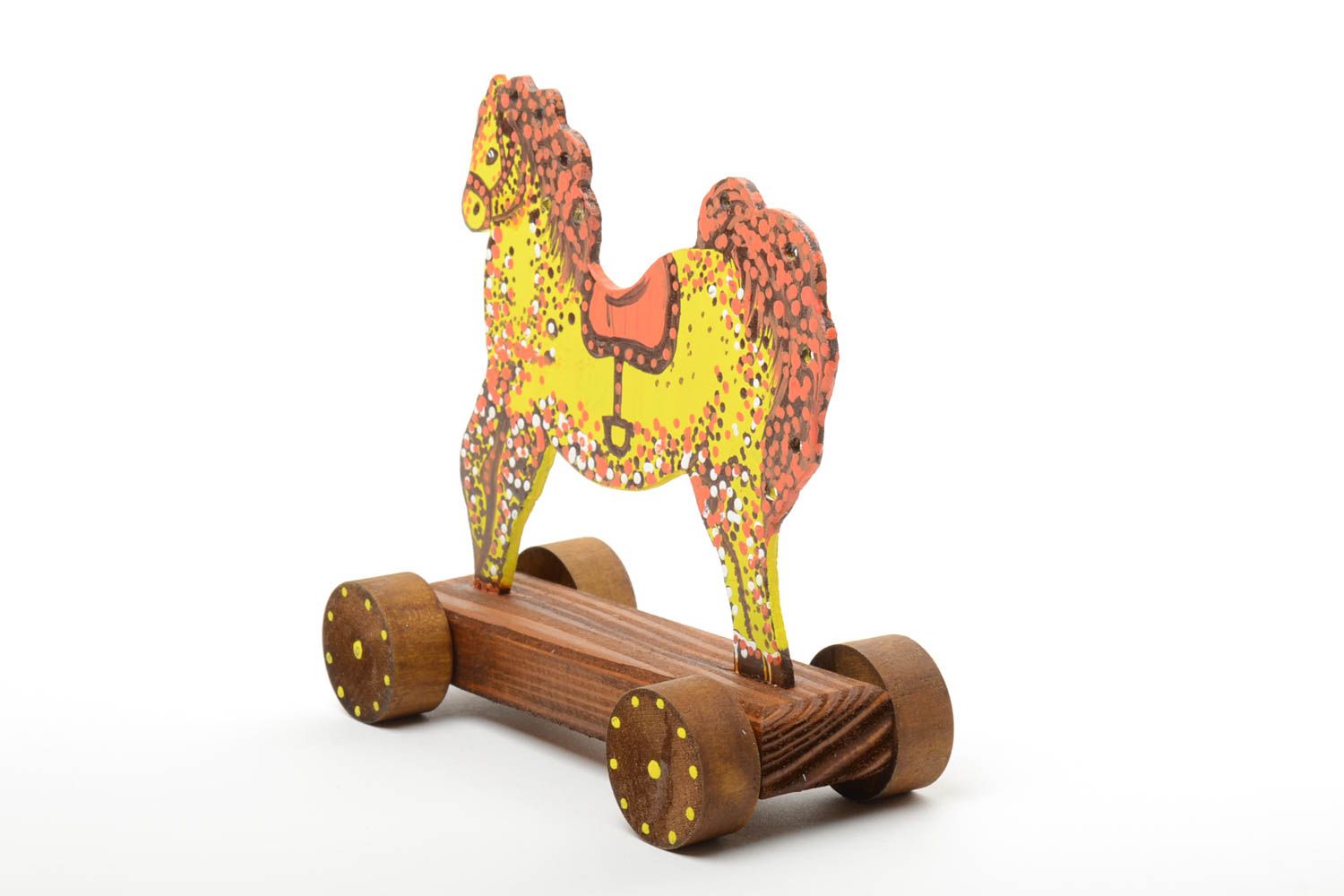 Juguete de madera artesanal con forma de caballo amarillo con ruedas foto 3