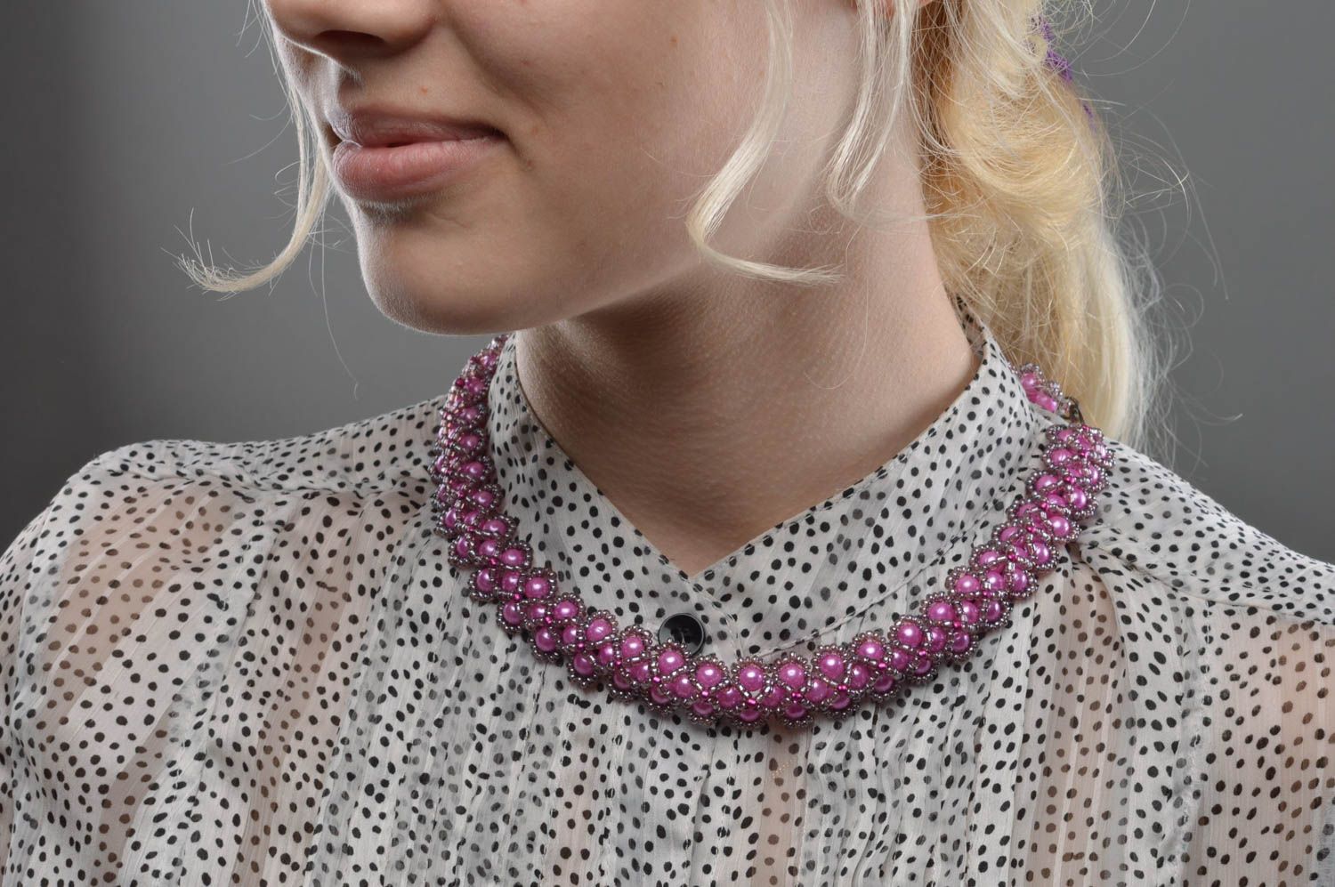Ожерелье из бисера с бусинами плетеное ручной работы оригинальное нежное фото 5