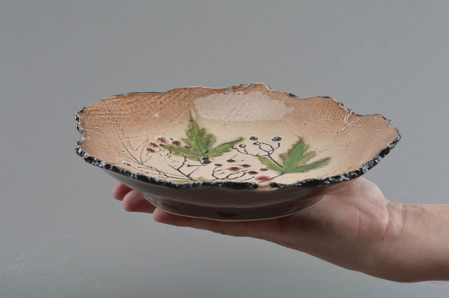 Beau plat de porcelaine avec peinture originale à glaçure faite main Sorbier photo 4