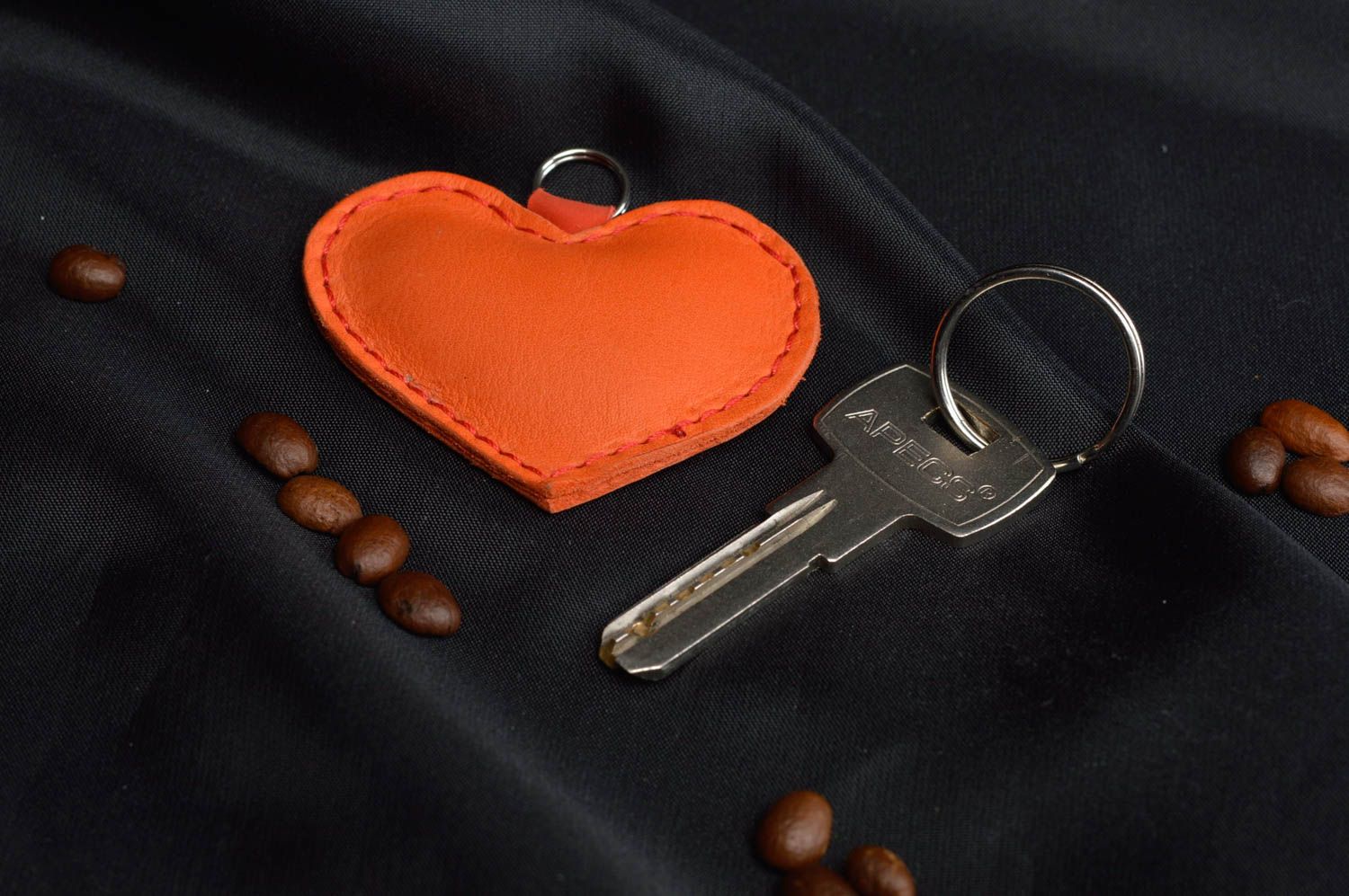 Оранжевый брелок ручной работы из натуральной кожи в виде сердца небольшой фото 1