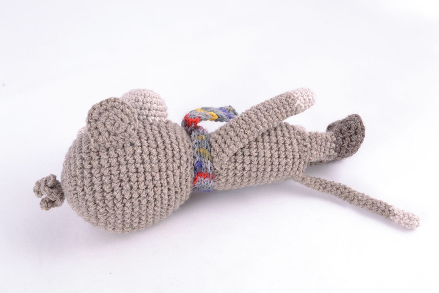 Petit jouet mou tricoté Singe gris avec écharpe multicolore fait à la main photo 4