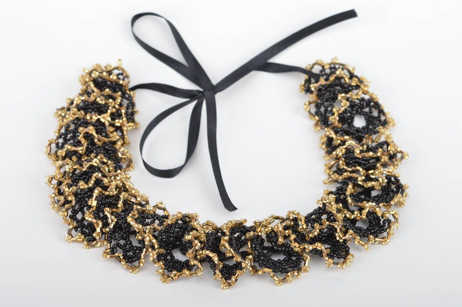 Ожерелье из бисера огалала черное с золотистым воздушное красивое ручной работы фото 5