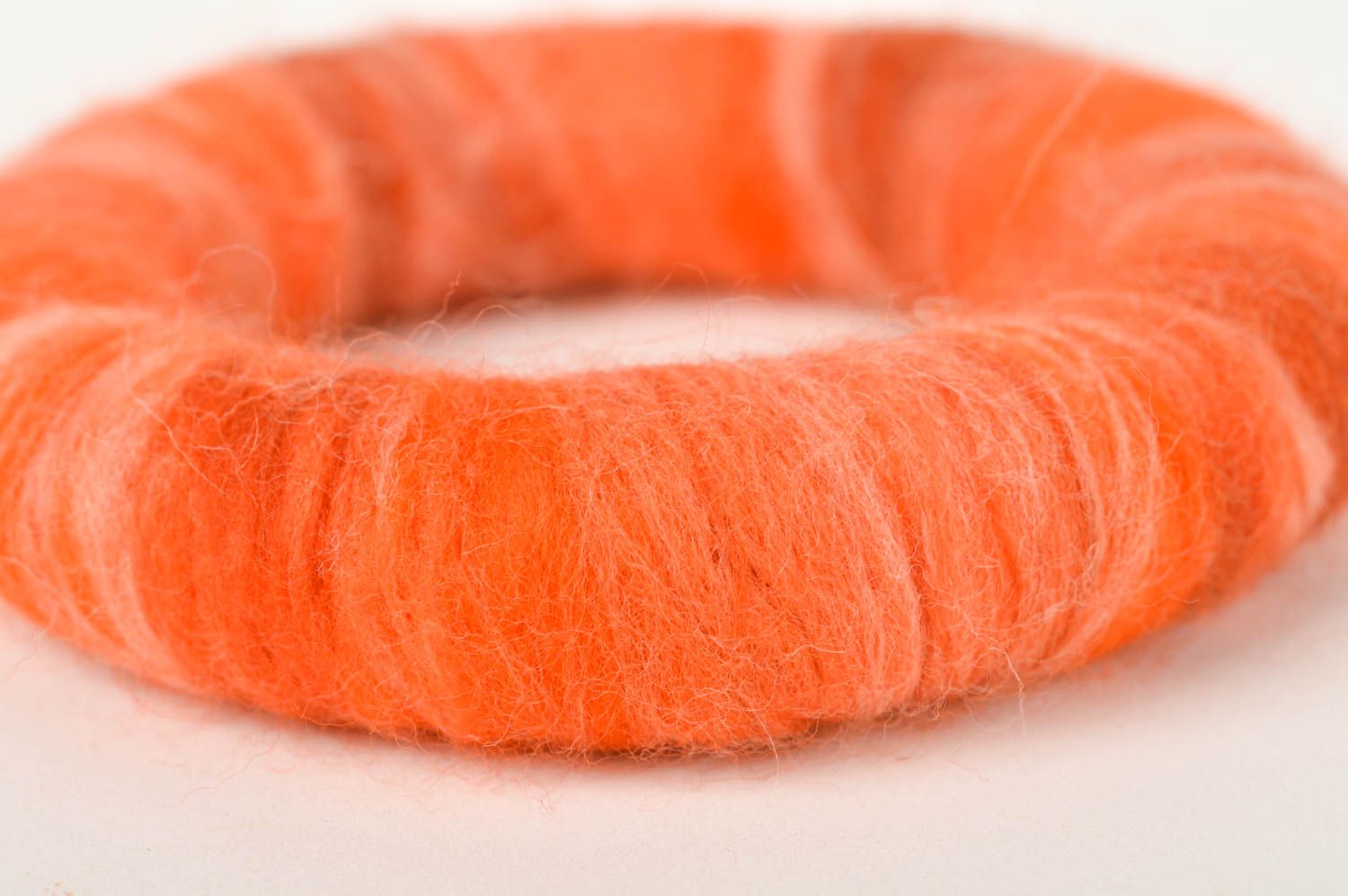 Браслет из шерсти хэнд мэйд оригинальный аксессуар оранжевый валяный браслет фото 4