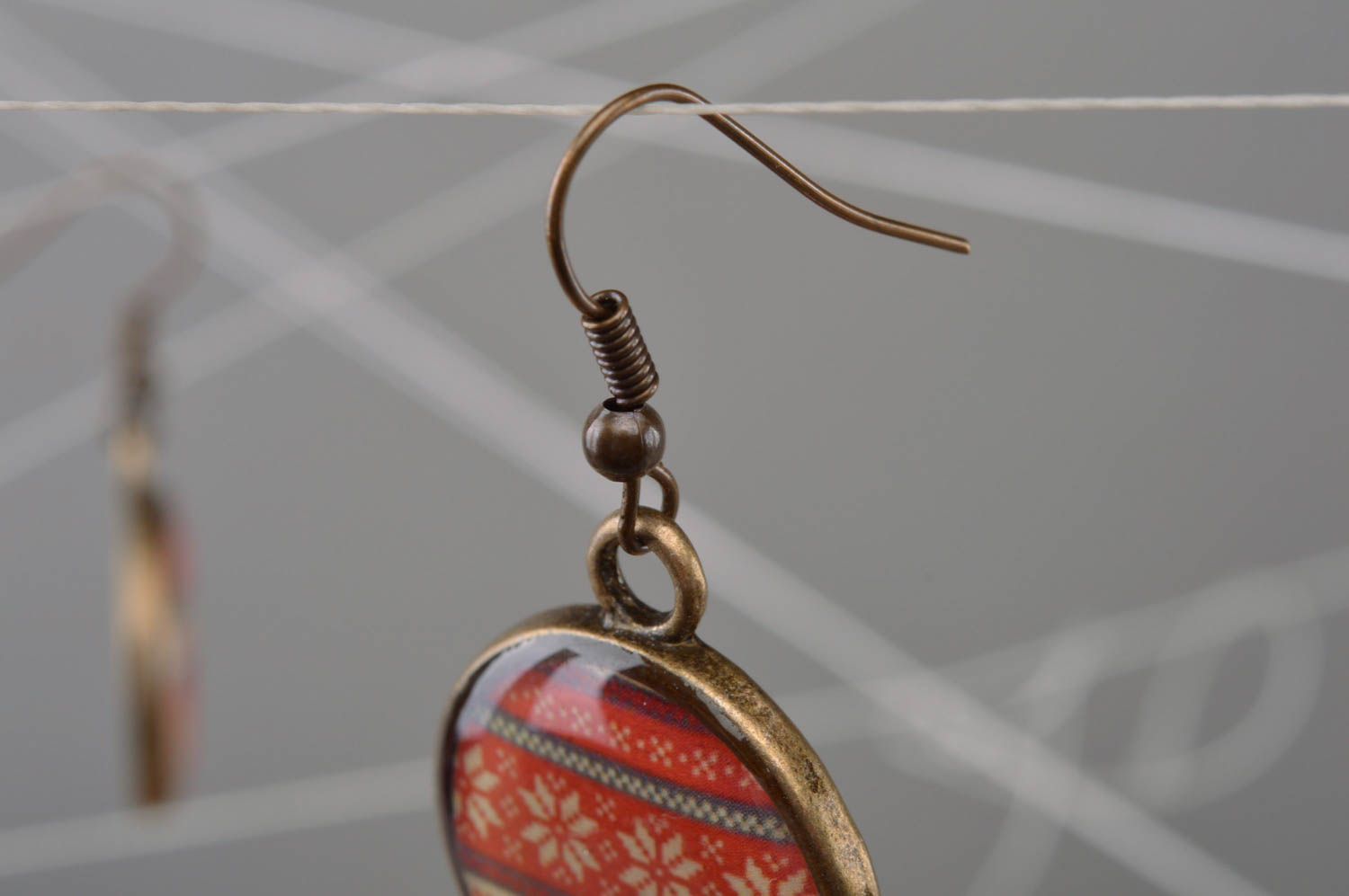Boucles d'oreilles pendantes rondes rouges avec ornements ethniques faites main photo 3