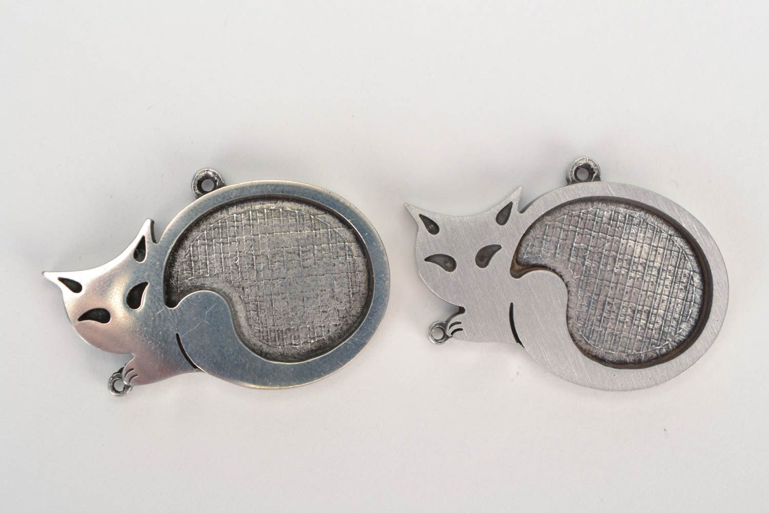 Deux fournitures métalliques pour pendentifs faites main en forme de chattes photo 3