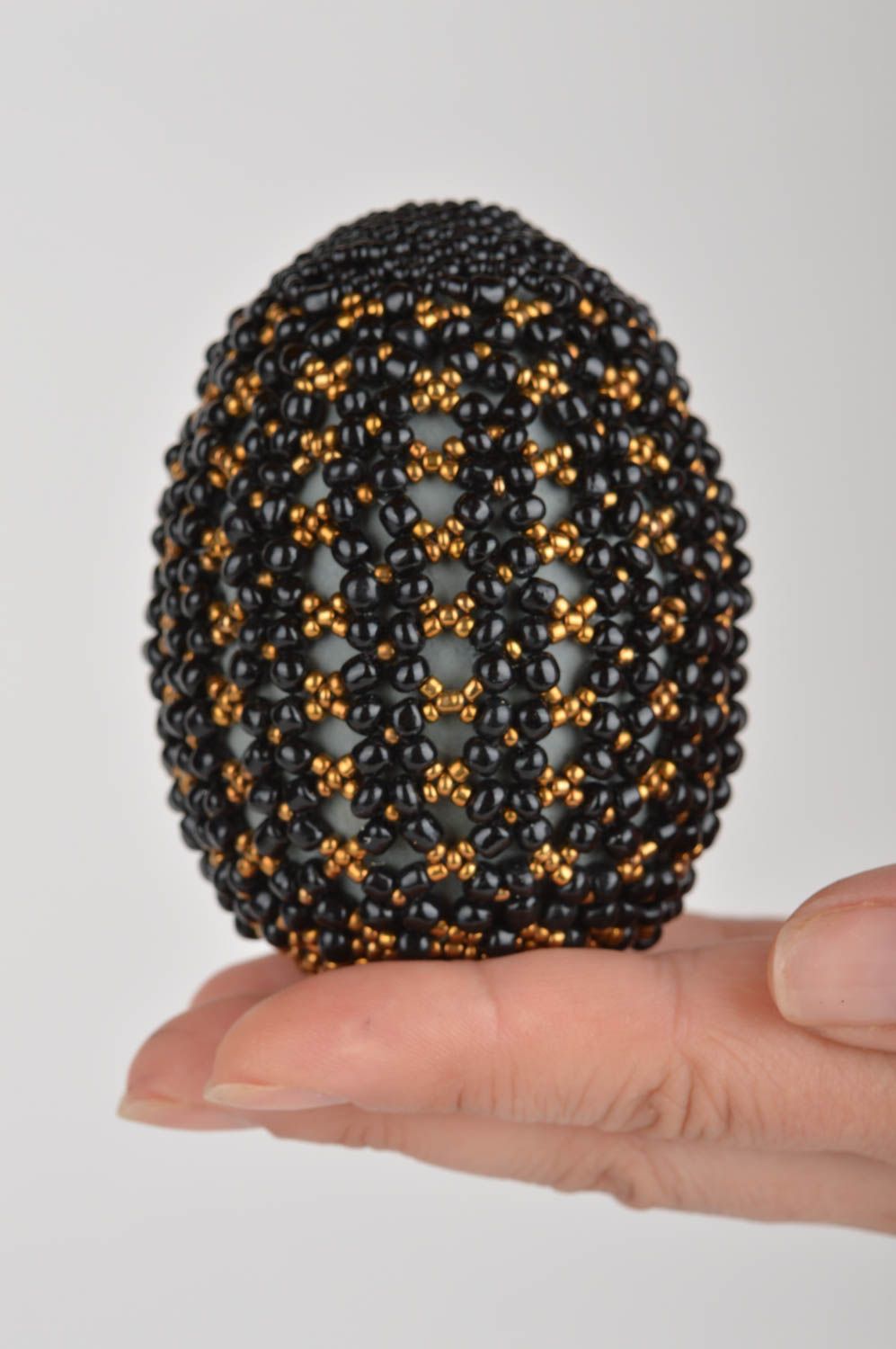 Oeuf de Pâques décoratif fait main original en perles de rocailles noires photo 5
