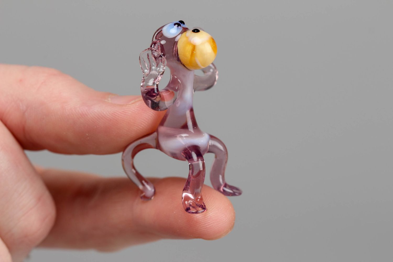 Стеклянная маленькая фигурка обезьянки ручной работы в технике лэмпворк фото 4