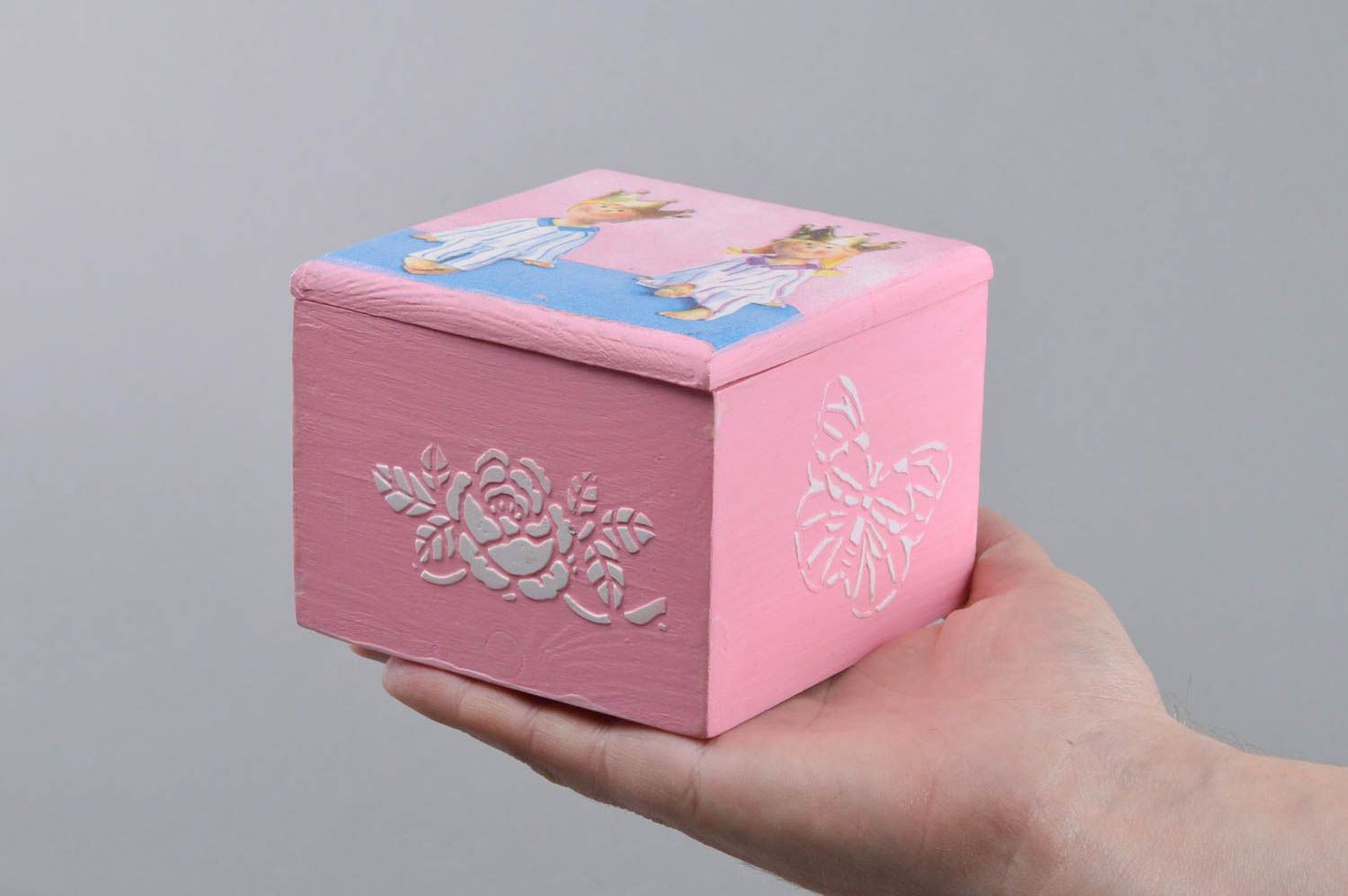Небольшая розовая шкатулка в технике декупаж деревянная со съемной крышкой фото 4