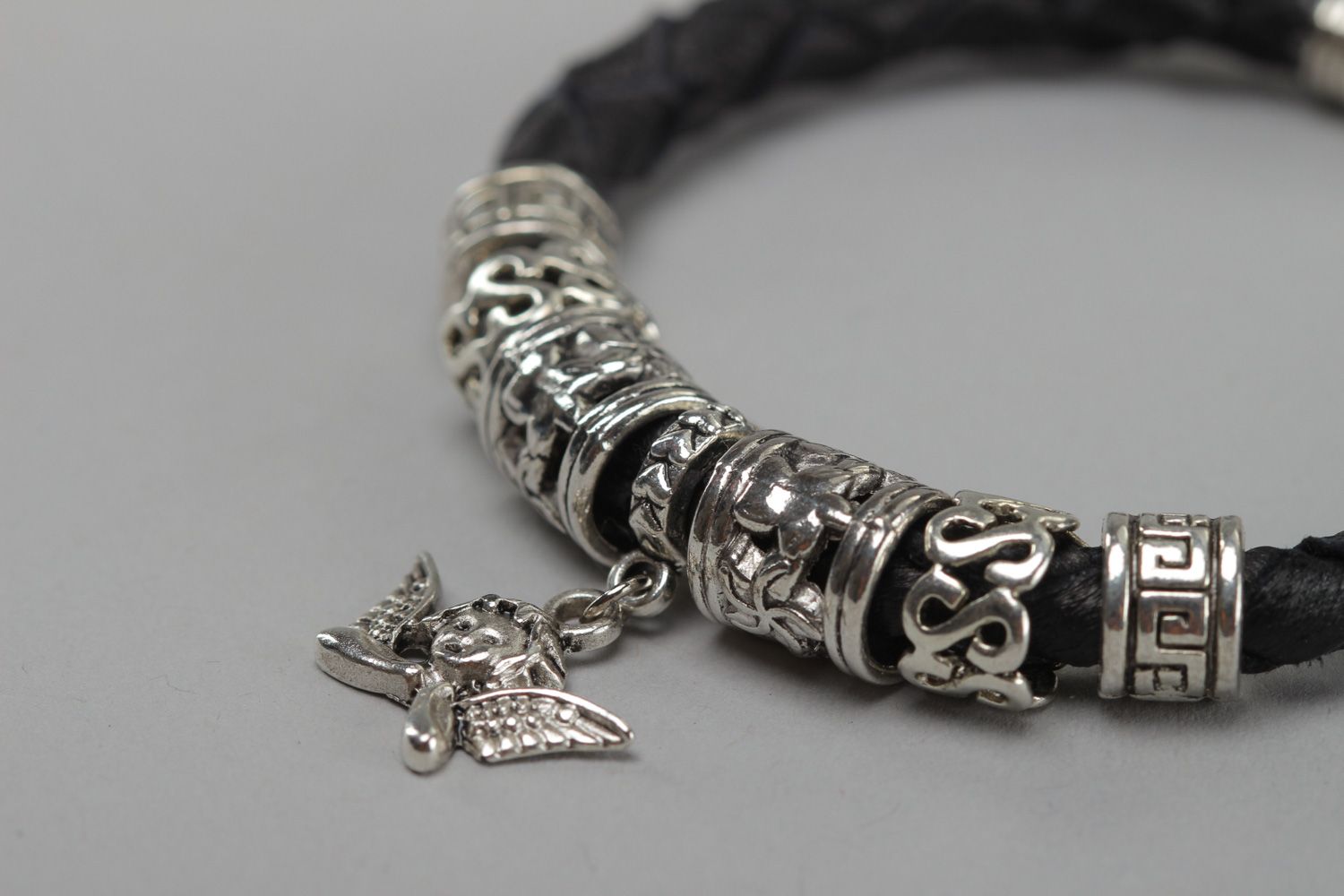 Bracelet fait main de vrai cuir noir avec pendeloque ange métallique unisexe photo 3