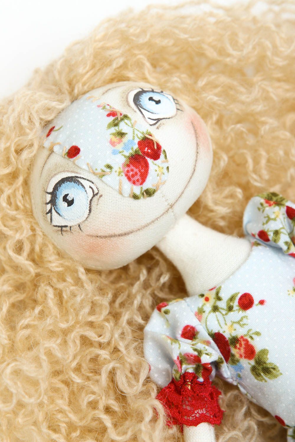 Bambola con orsetto in cotone fatta a mano pupazzo tessile originale decorativo foto 2