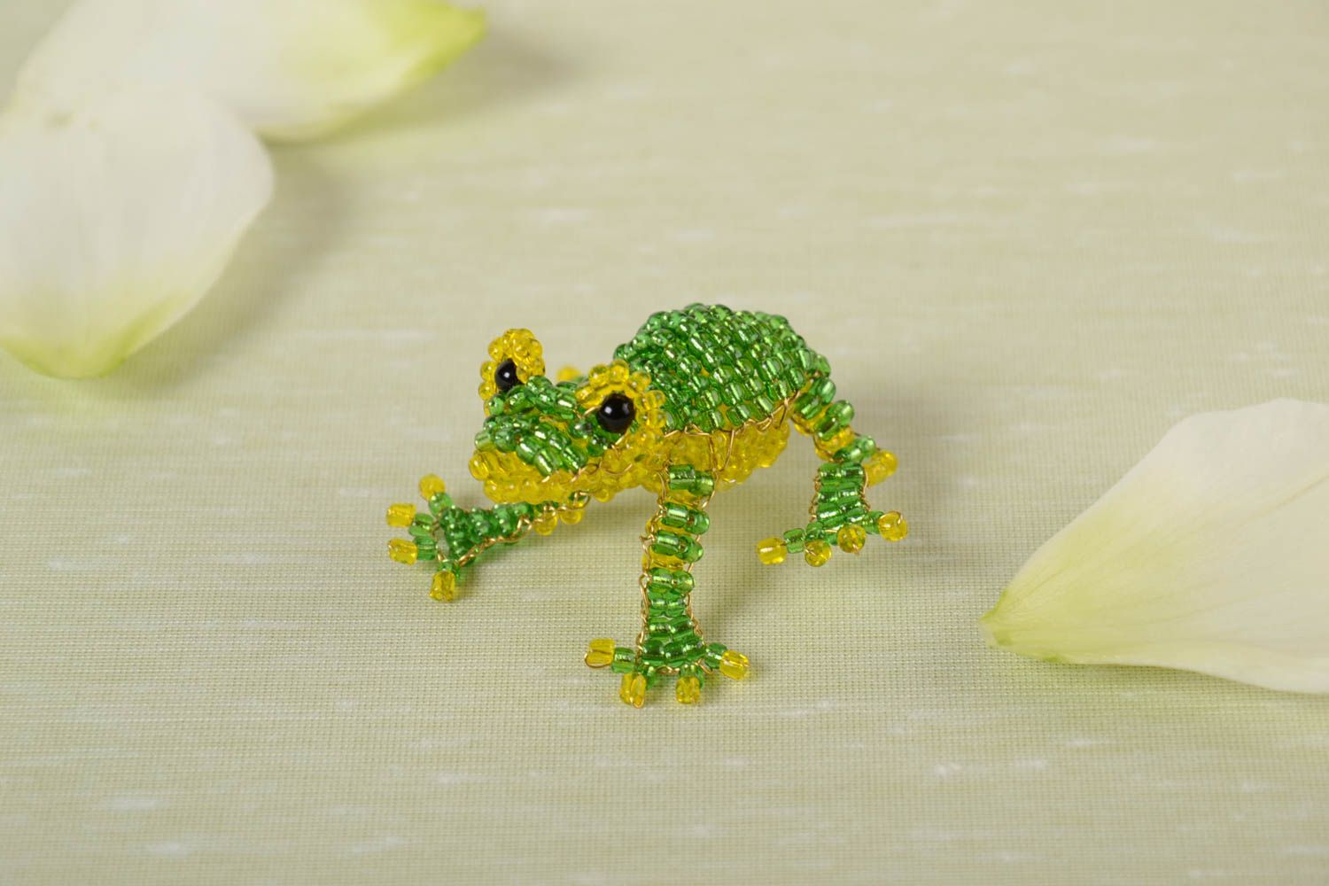 Figurine en perles de rocaille grenouille verte petite faite main décorative photo 1