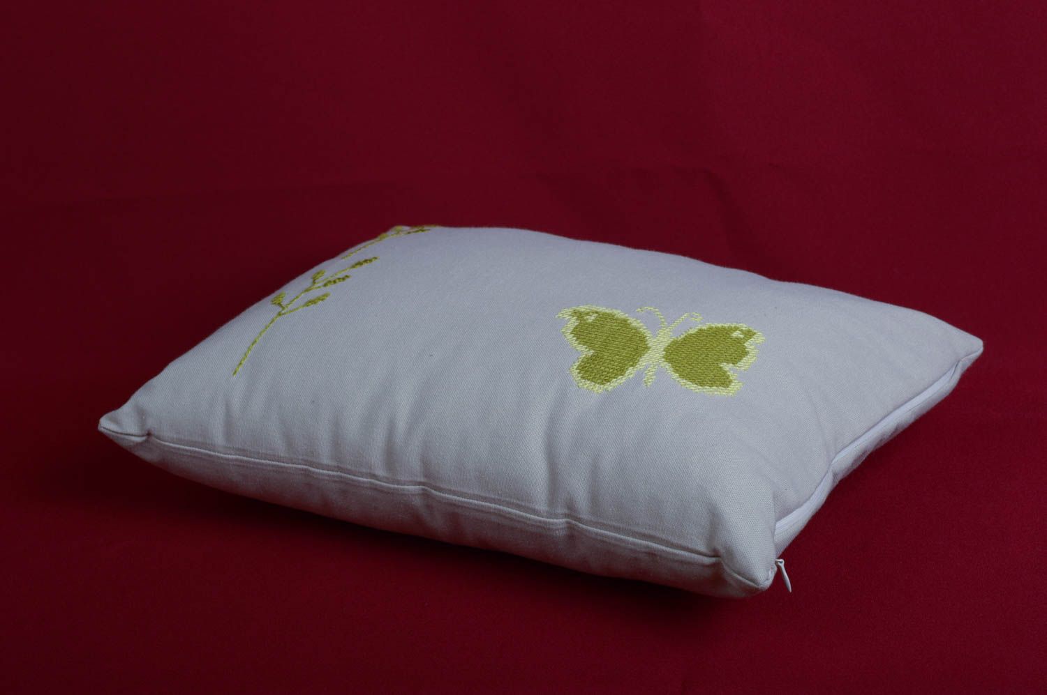 Подушка на диван ручной работы декоративная подушка белая вышитая подушка фото 2