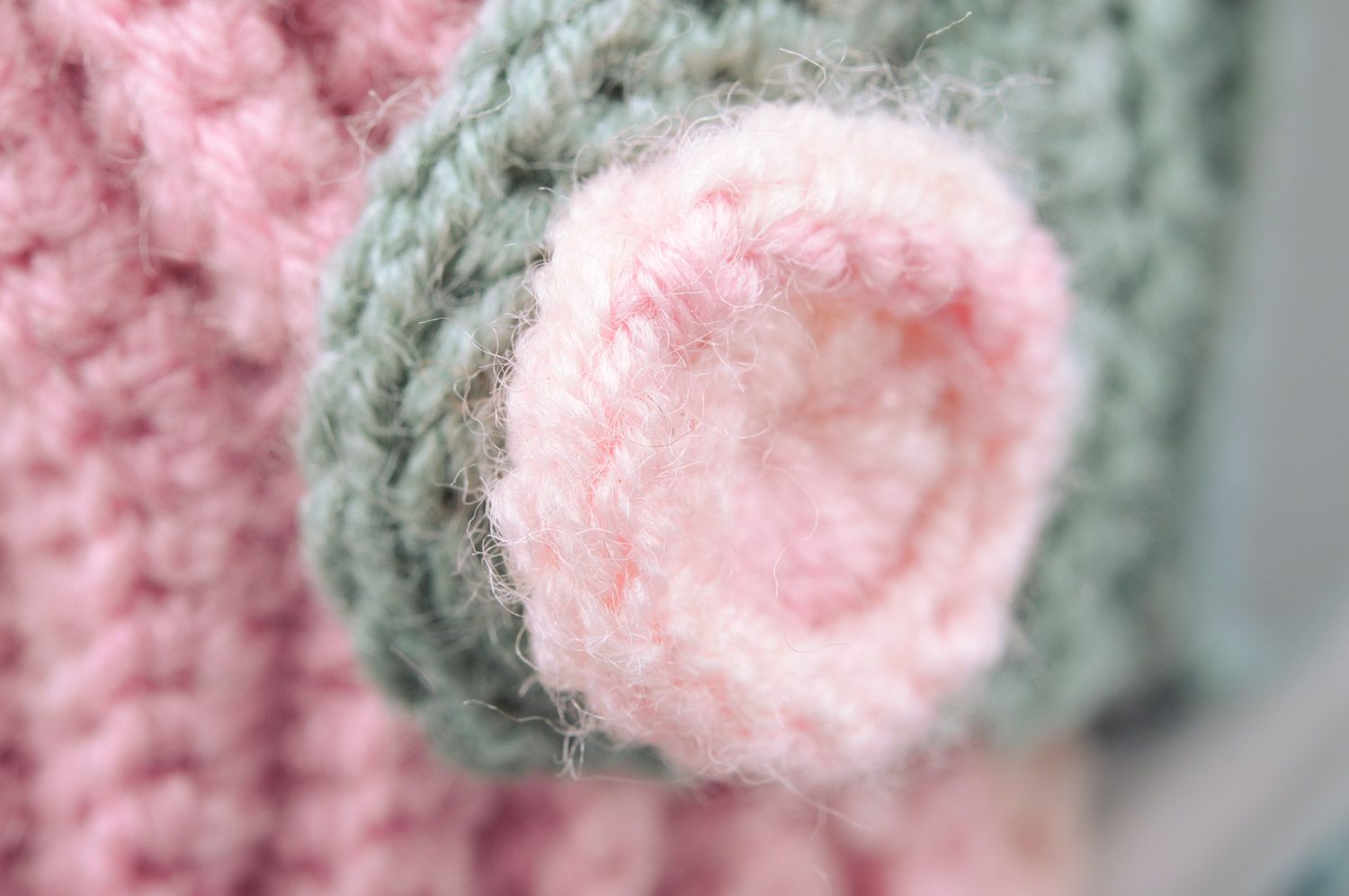 Couvre-tasse en laine au crochet multicolore rayé fait main avec bouton tricoté photo 4