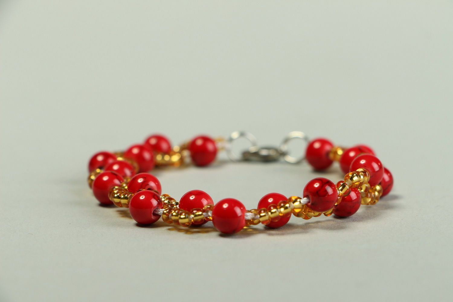 Bracelet made of coral and beads photo 4