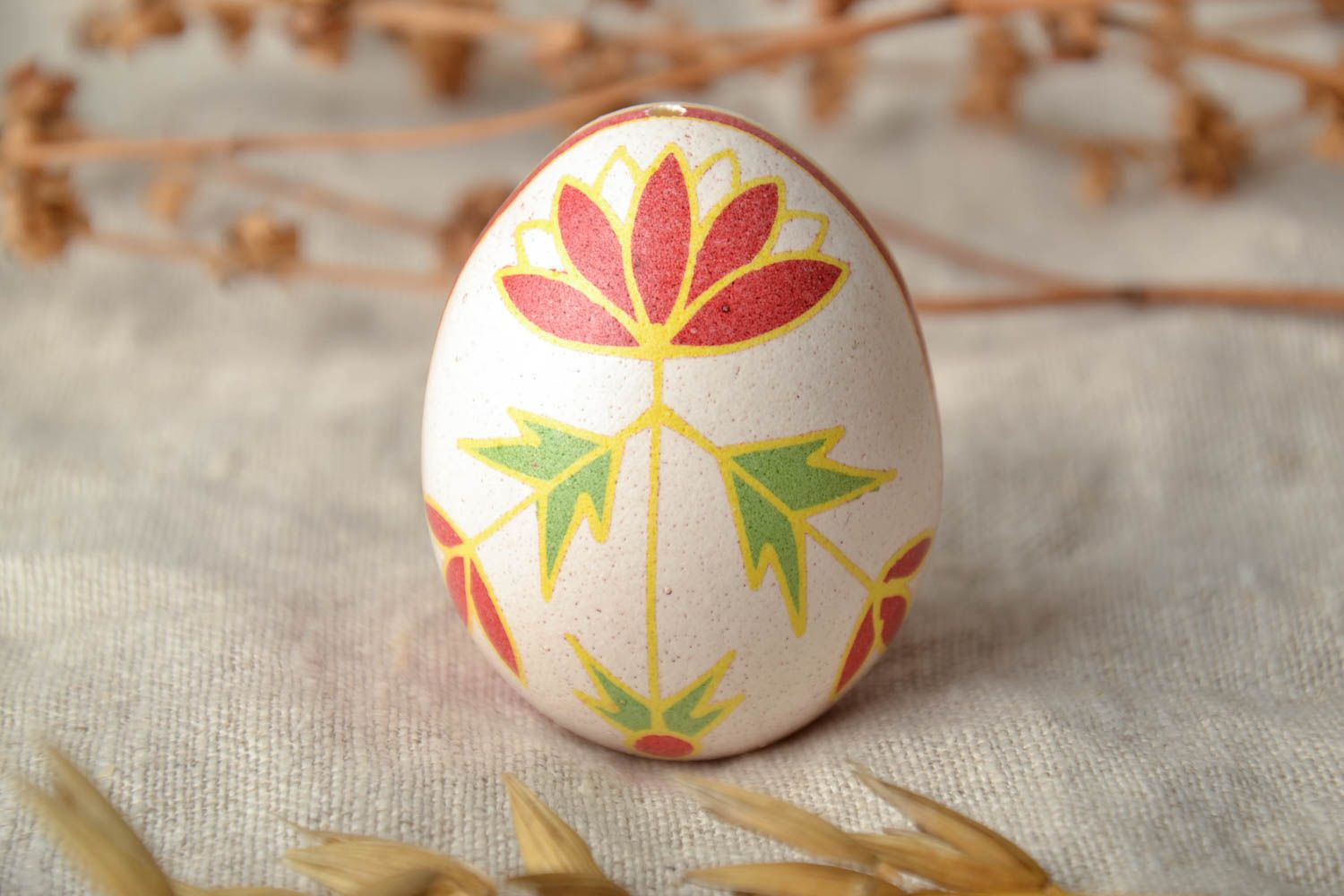 Oeuf de Pâques peint de colorants d'aniline fait main original avec fleurs photo 1