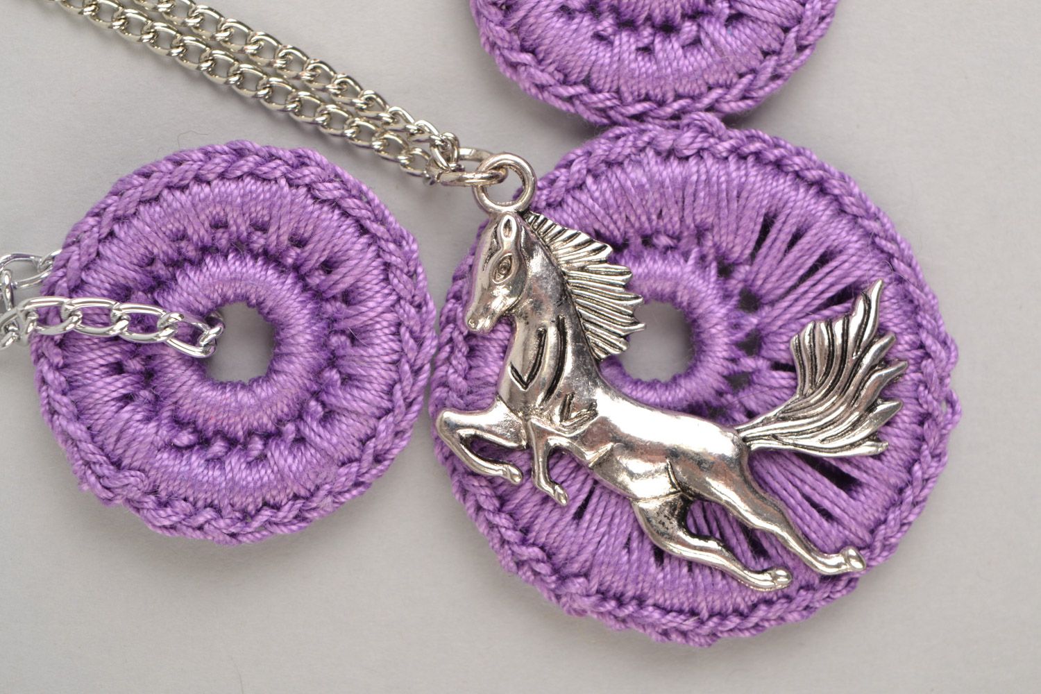 Комплект украшений из ниток плетеные вручную серьги и кулон фиолетовые круглые фото 3
