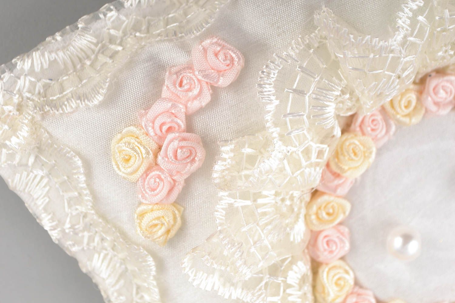 Cojín de boda para anillos blanco decorado con flores hecho a mano delicado foto 3