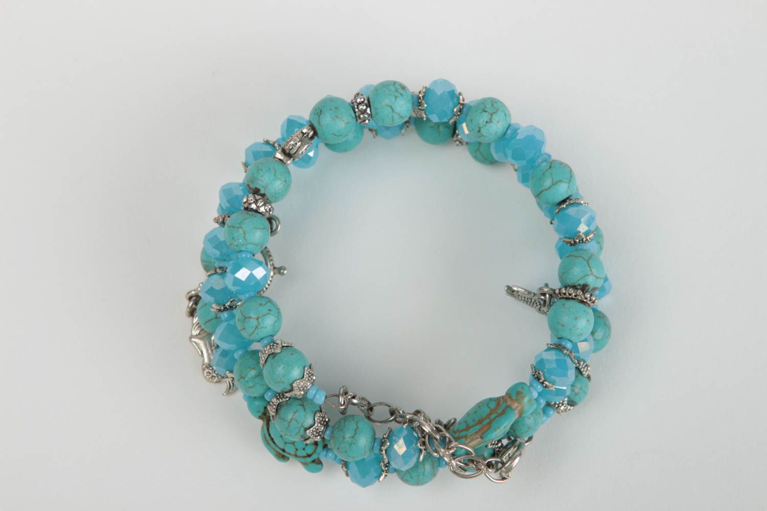 Hellblaues originelles handgemachtes Armband mit Naturstein und Glasperlen foto 2
