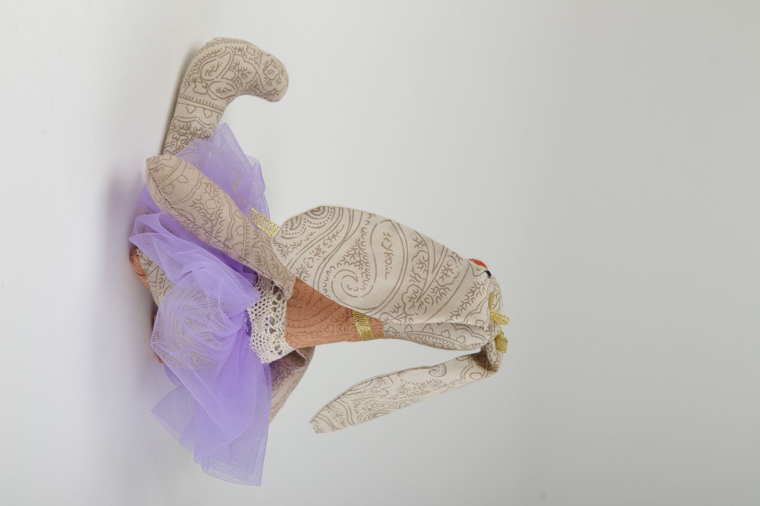 Juguete hecho a mano de tela regalo original muñeca decorativa Liebre en vestido foto 4