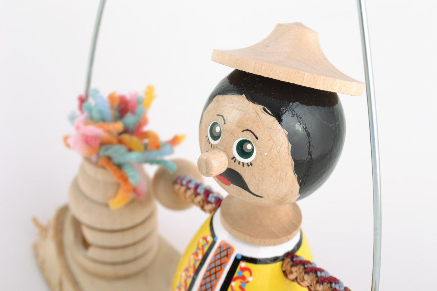Originelles lustiges Öko Spielzeug aus Holz auf der Bank handmade für Interieur Dekor foto 4