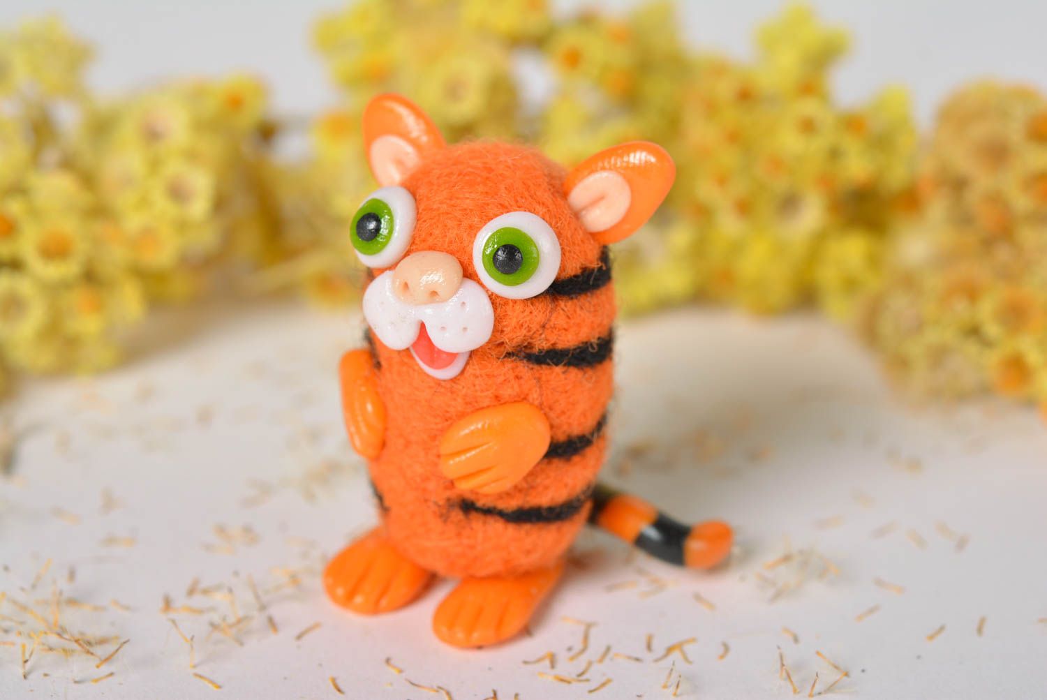 Figurine tigre Petit jouet fait main pâte polymère laine feutrée Cadeau original photo 1