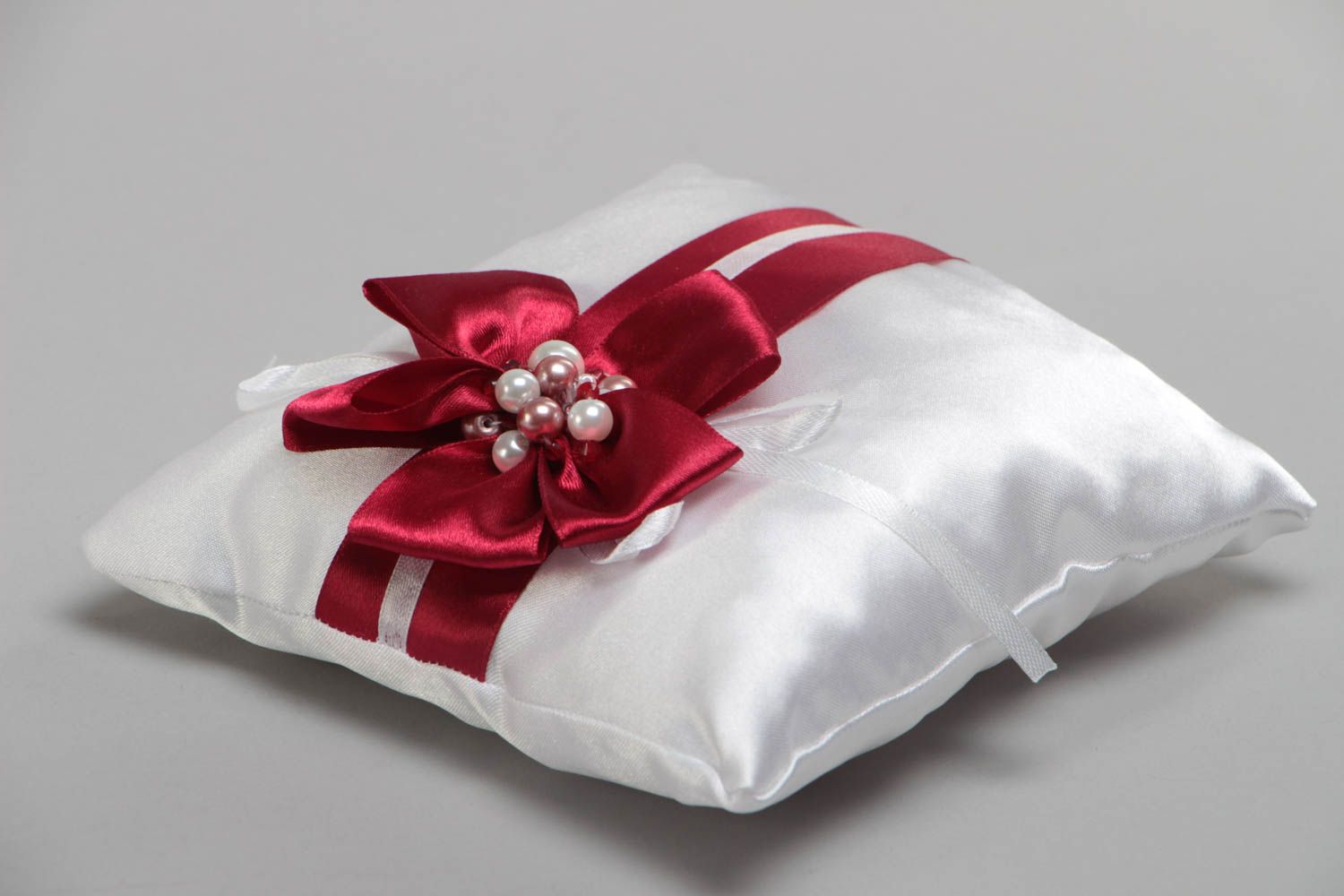 Weißes Ringkissen handgemacht mit roter Blume aus Atlasstoff Hochzeit Accessoire foto 3