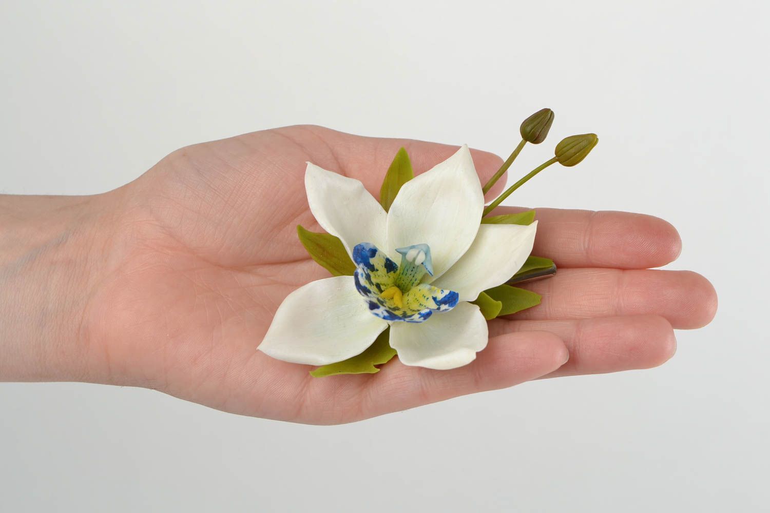 Белая заколка брошь из холодного фарфора в виде орхидеи ручной работы объемная  фото 2