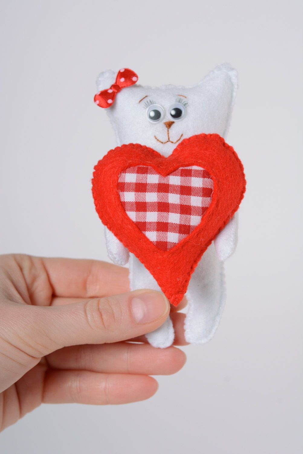 Мягкая игрушка из фетра и синтепуха белая кошка с сердцем ручной работы милая фото 2