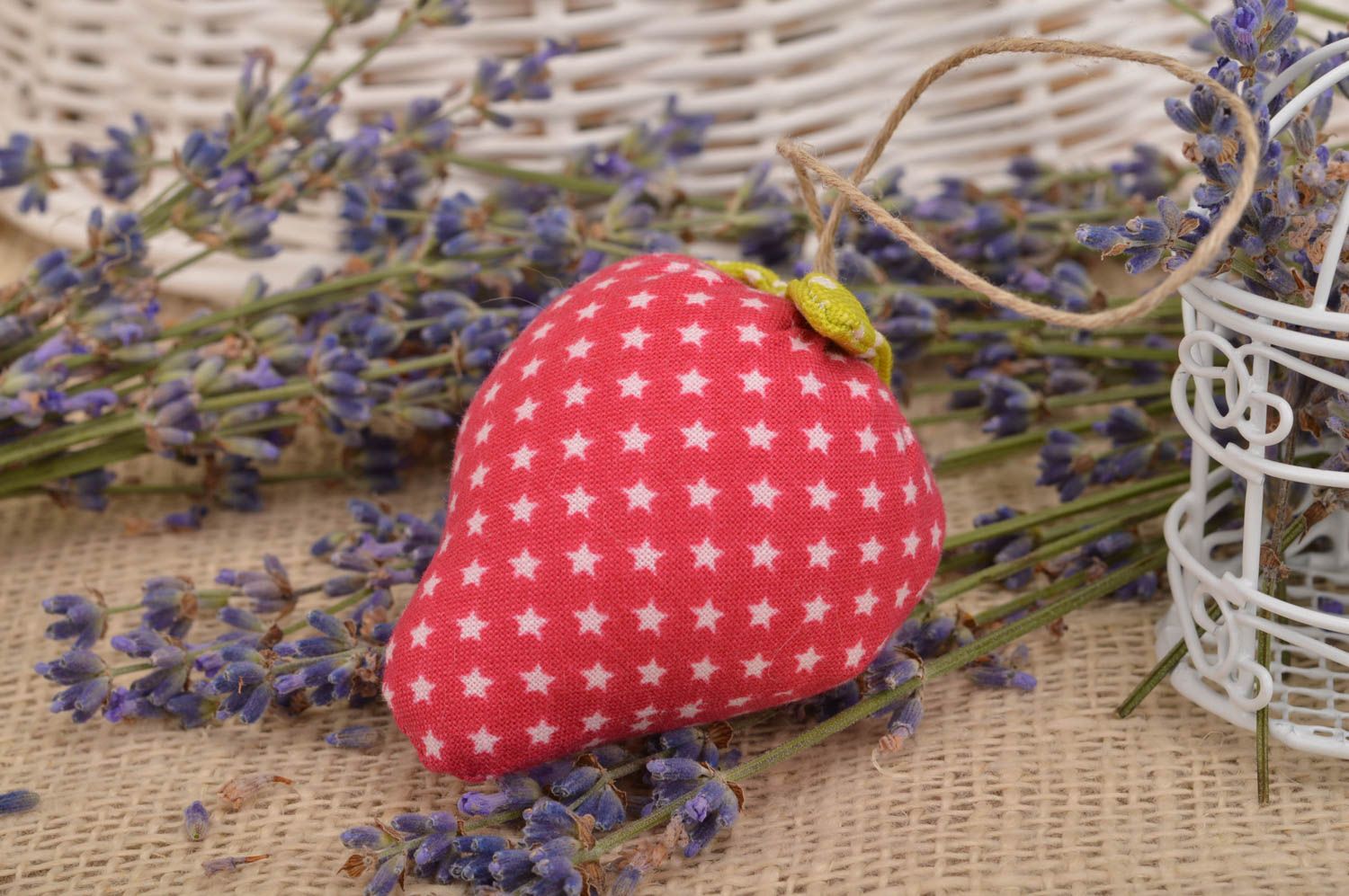Colgante decorativo hecho a mano con forma de fresa de color rojo de algodón foto 1