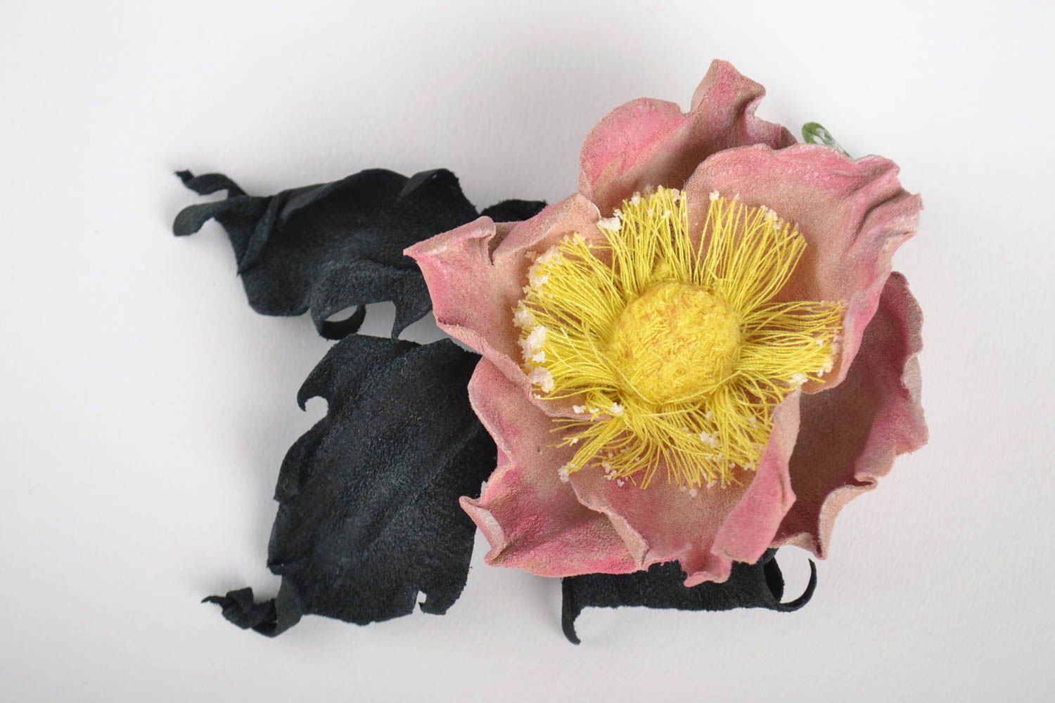 Handmade Blumen Brosche Schmuck aus Leder Designer Accessoire Heckenrose foto 2