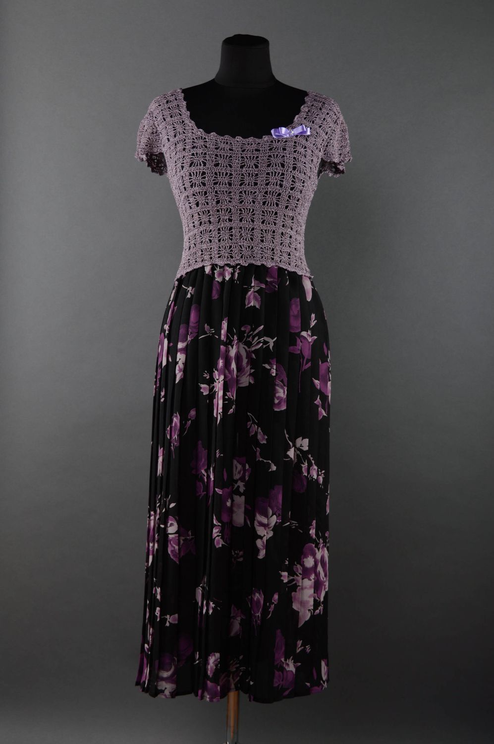 Longue robe tricotée au crochet violette photo 1