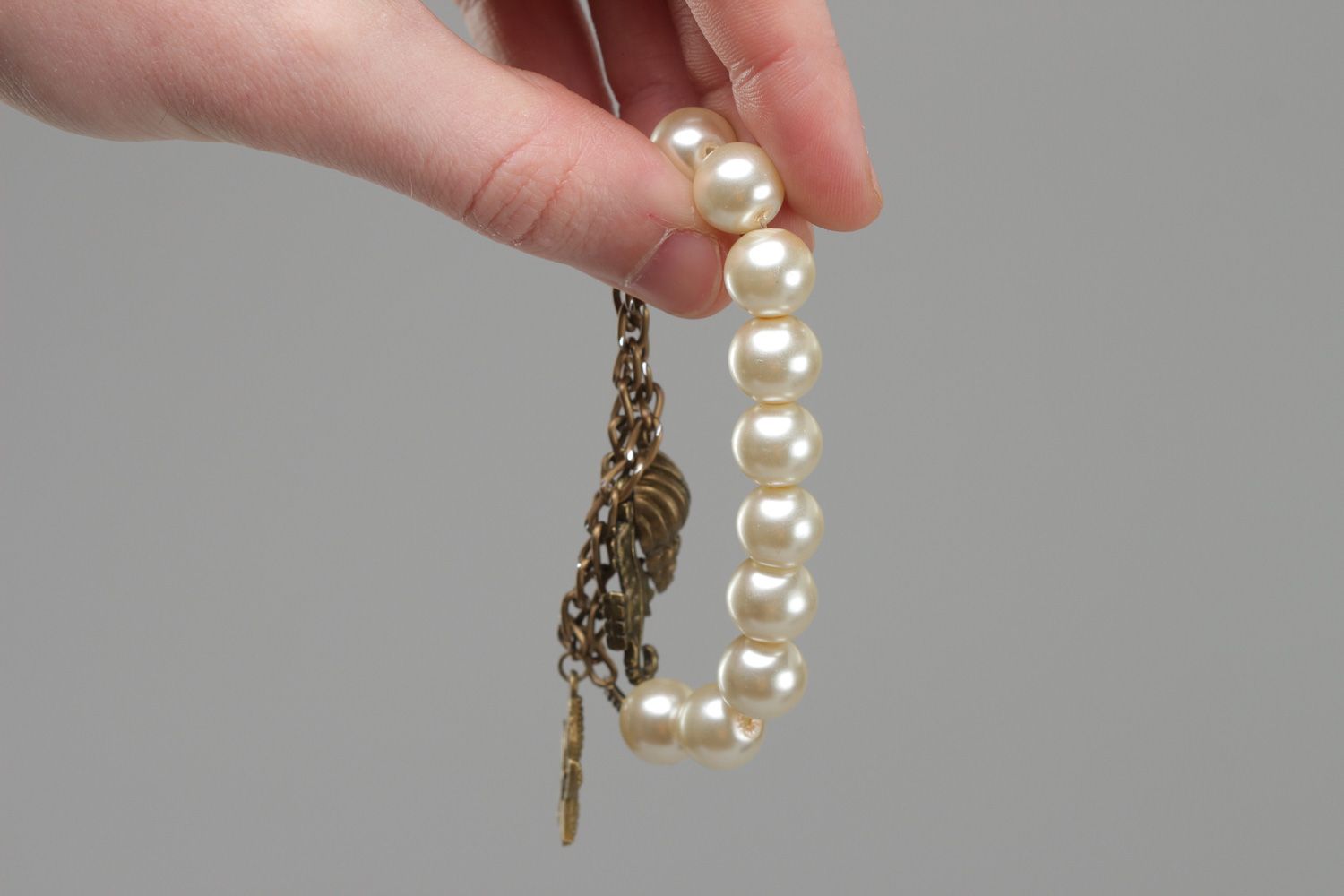 Pulsera de perlas artificiales con colgantes artesanal foto 5
