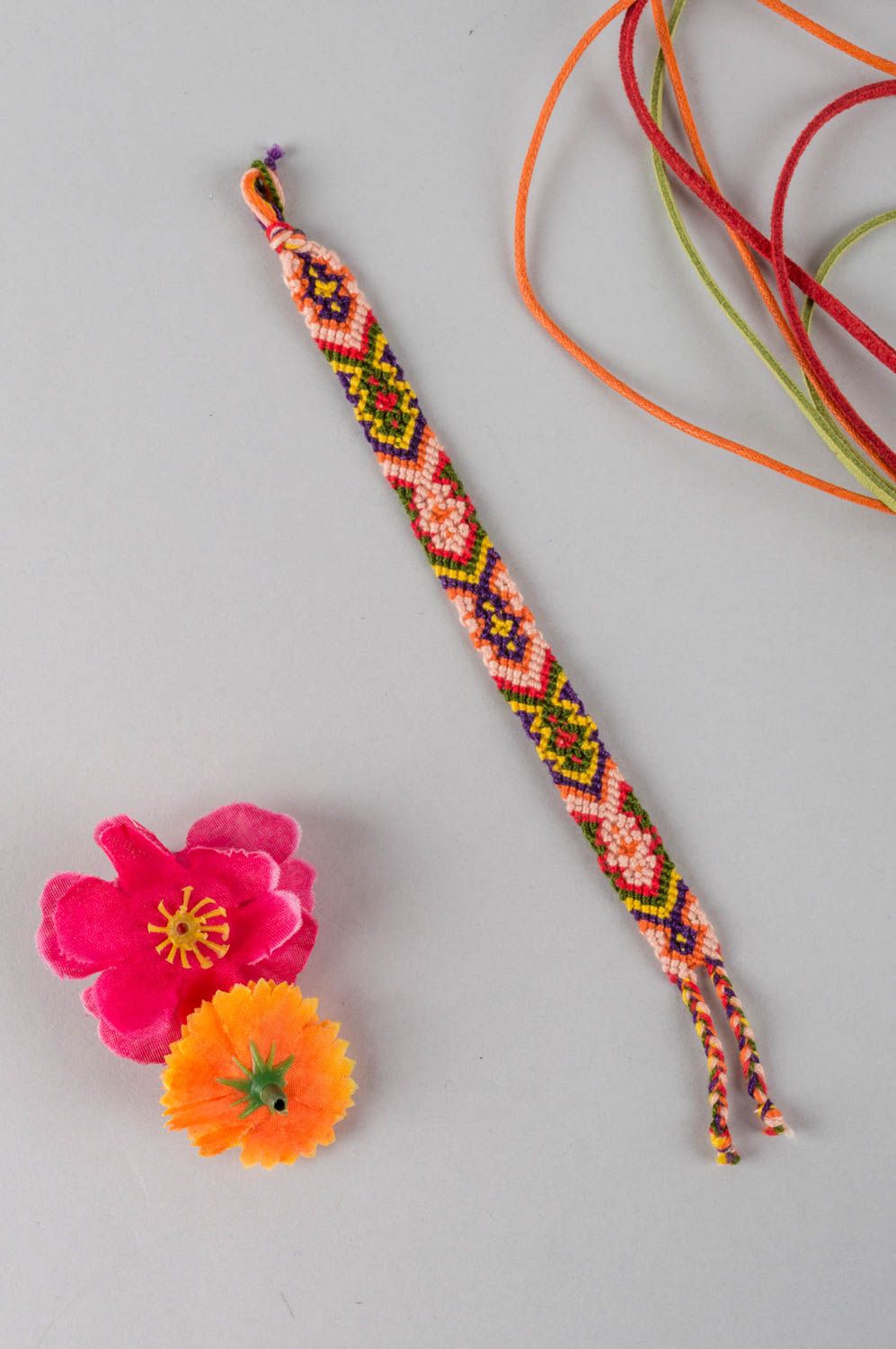 Яркий оригинальный браслет из ниток мулине ручной работы плетеный красивый фото 1